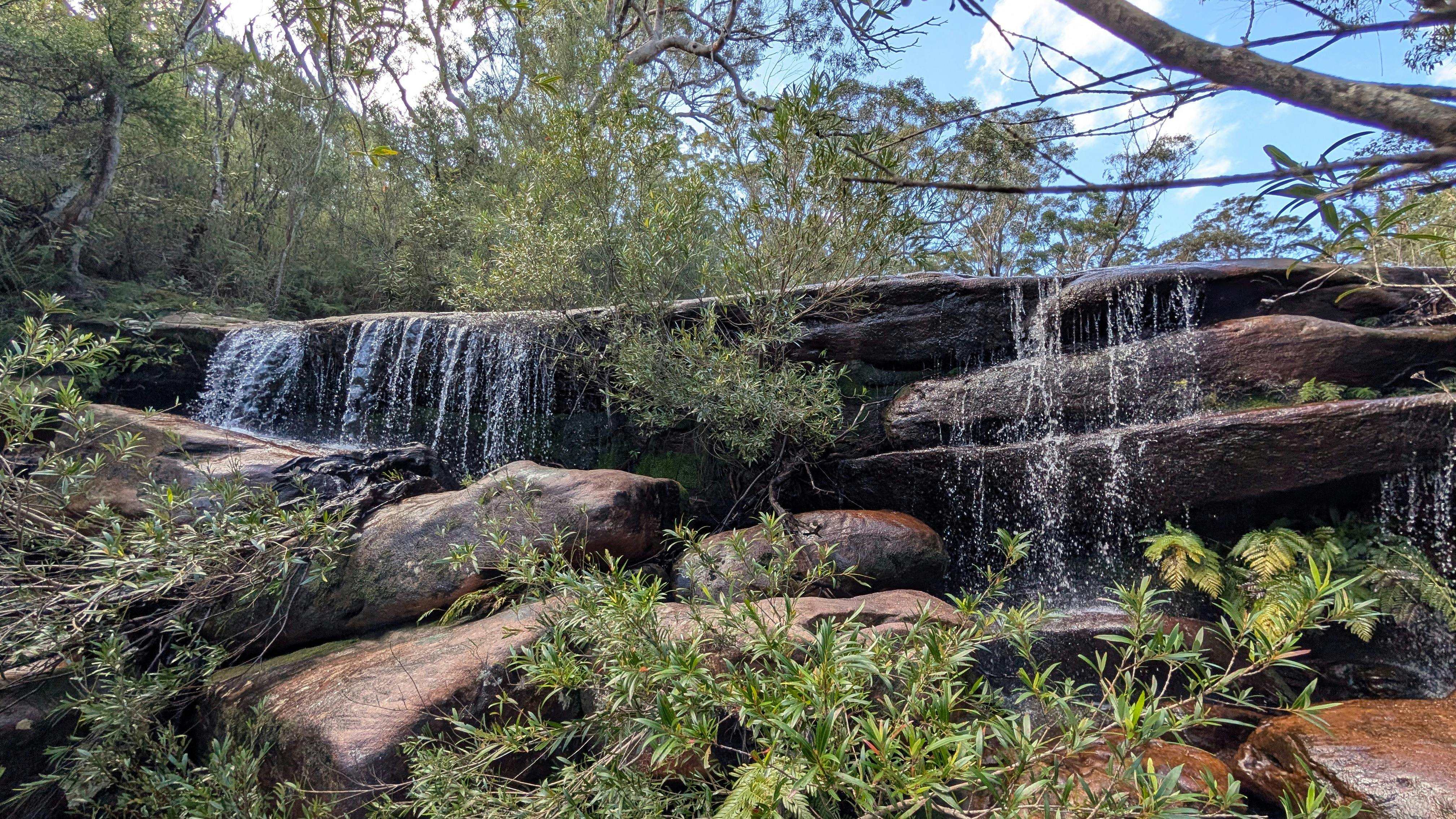 Badestellen und wilde Wasserfallduschen, 45 Minuten von der Sydney Harbour Bridge entfernt