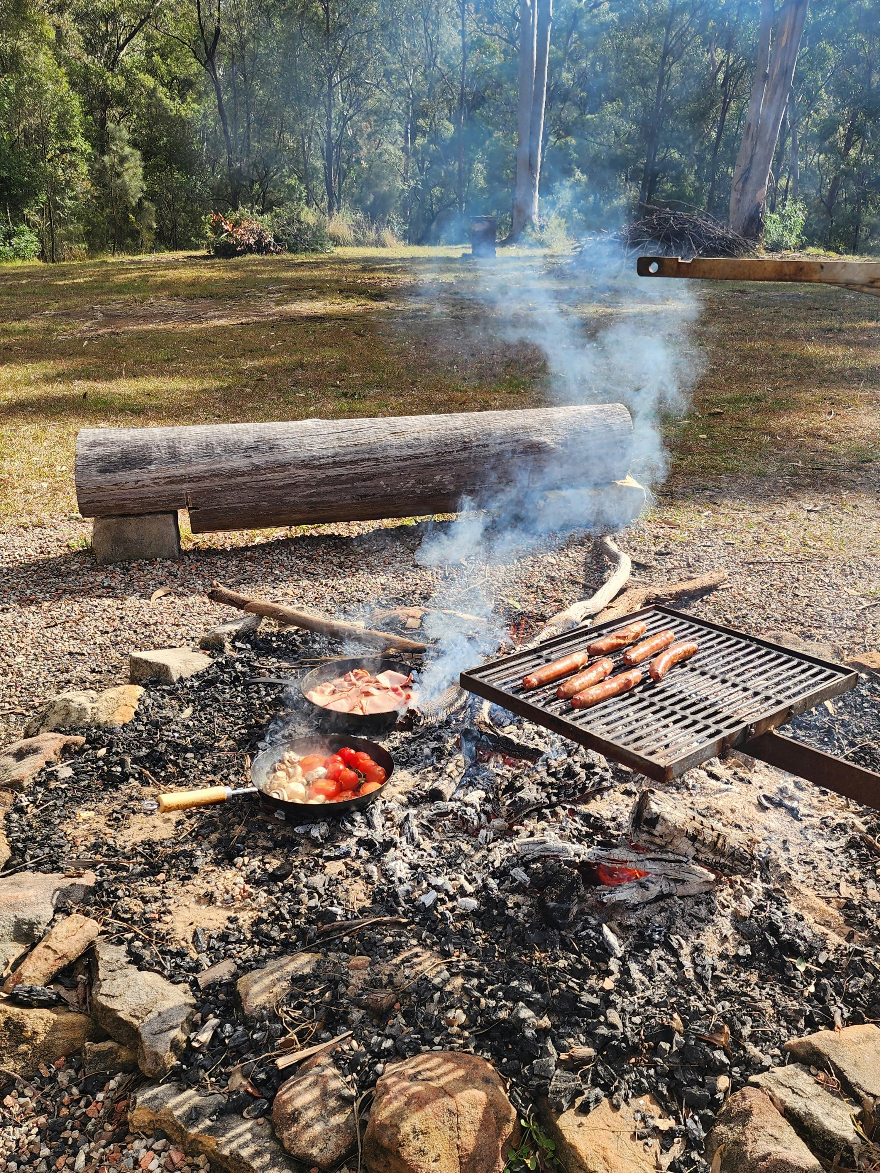 모닥불을 피우고 모닥불 앞에서 아침 식사를 준비하고 있습니다.