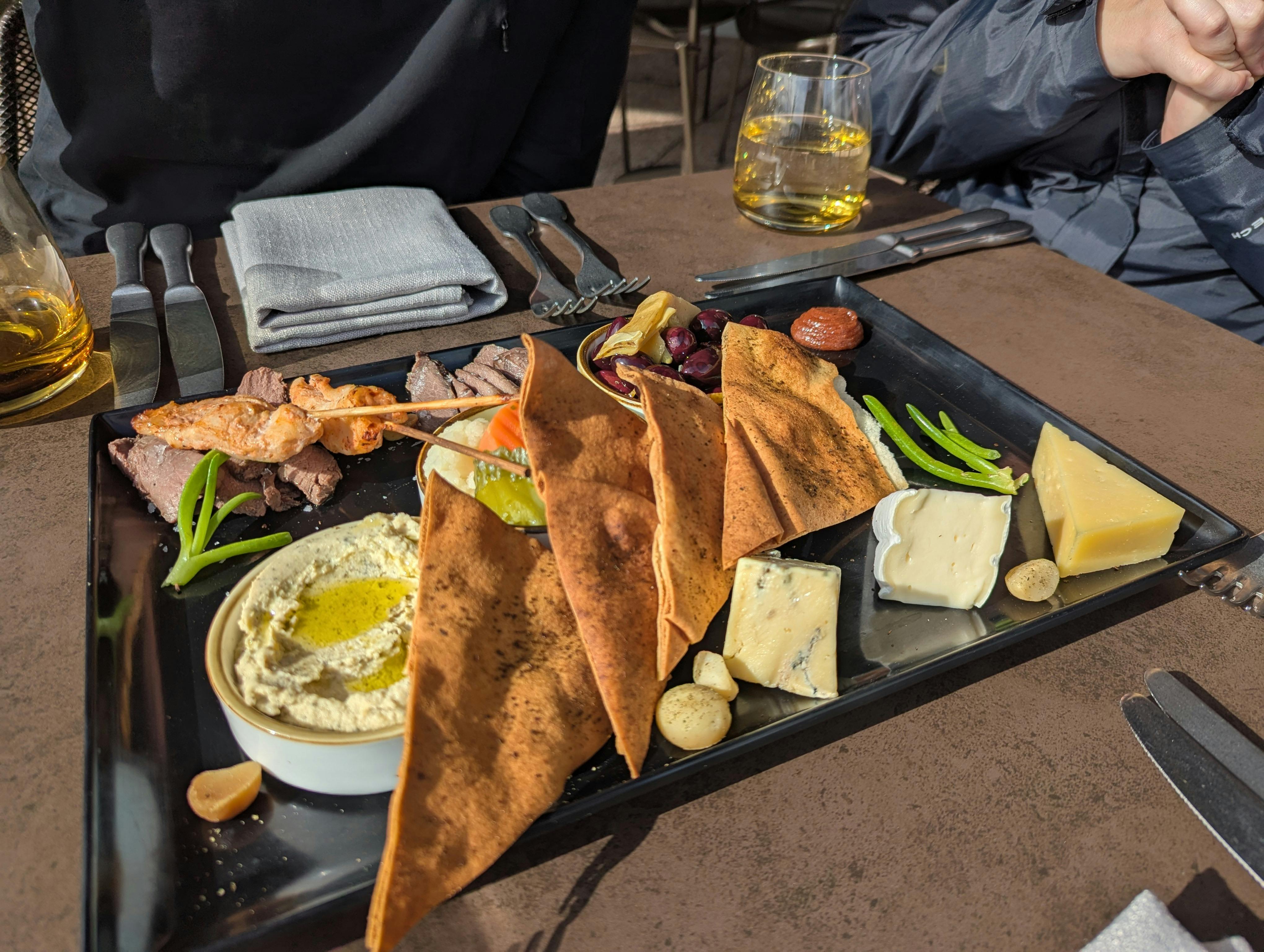 Platte mit einheimischen Zutaten aus Midden
