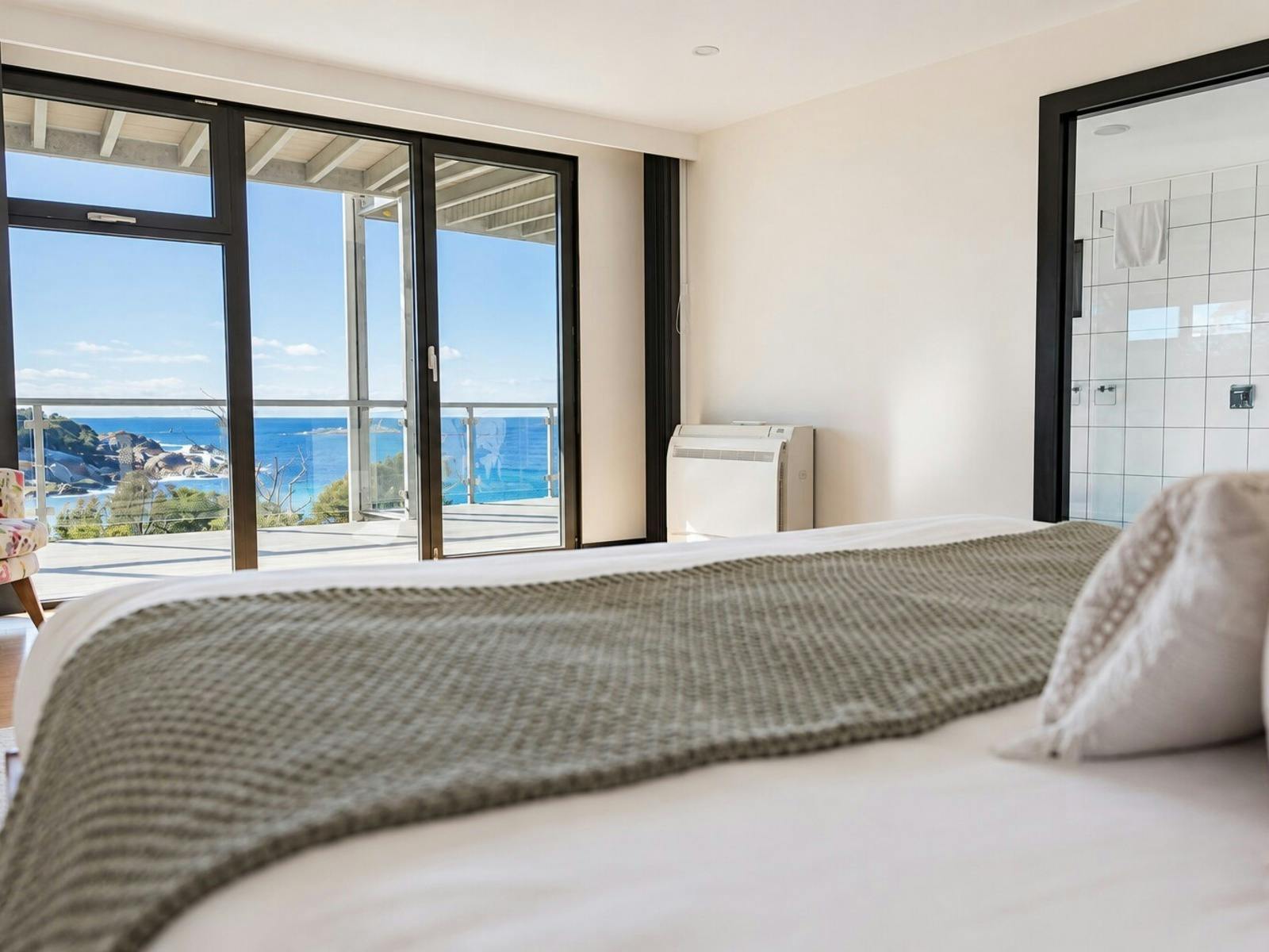 The Cove Bay of Fires -  Master king bedroom