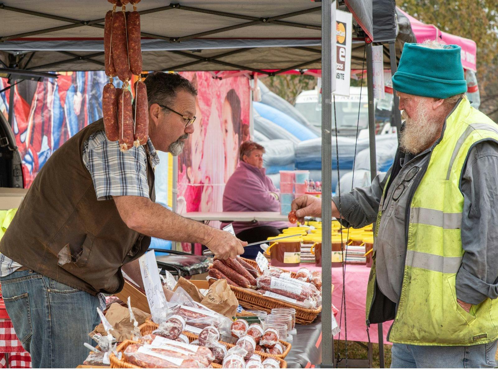 市場の屋台で農産物を売る男性