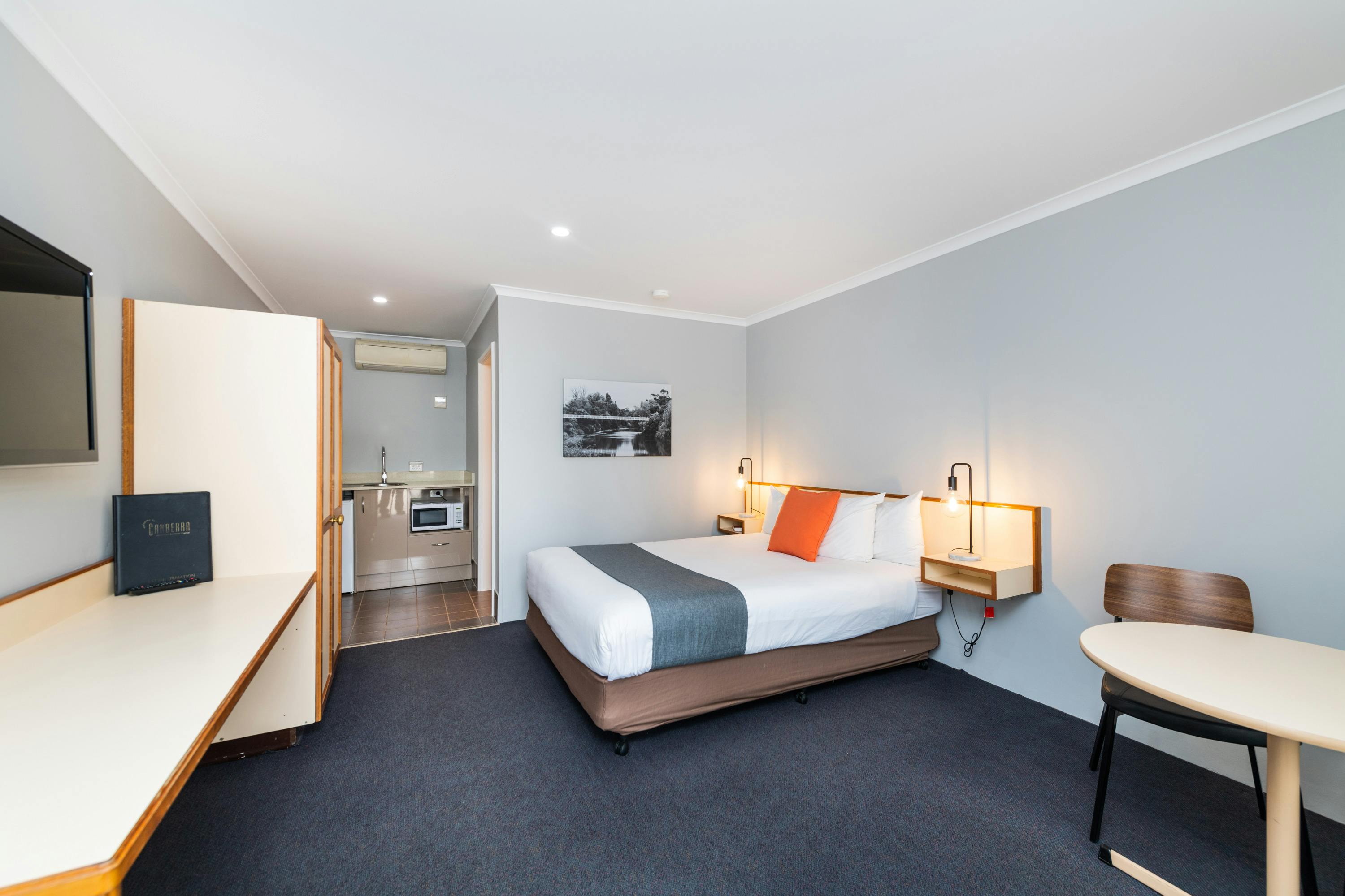 리버모텔 퀸룸 거실 및 침구