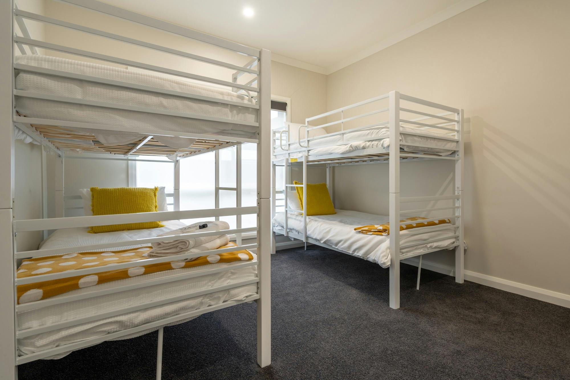 싱글 이층 침대 2개를 갖춘 옐로우 베드룸(총 침대 4개)