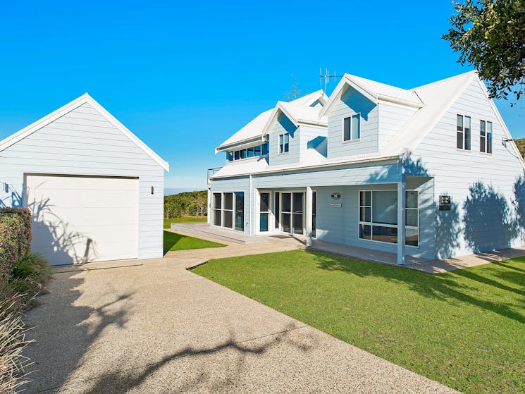 Middle Rock Beach House - Absolute Beachfront