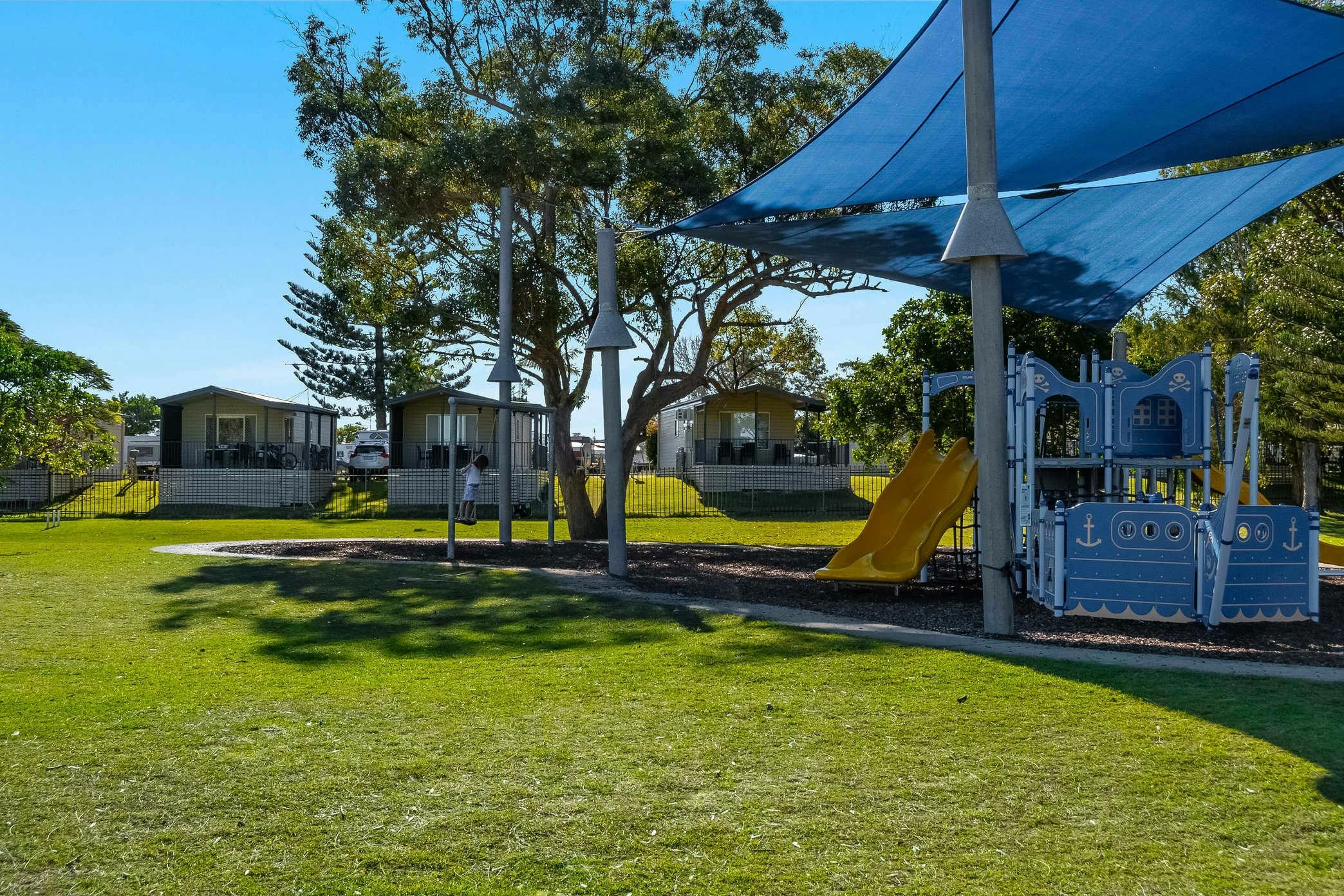 Hütten am Wasser mit Blick auf den Kinderspielplatz