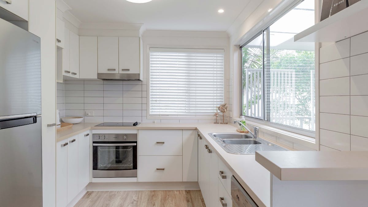 Fully equipped kitchen with breakfast bar
