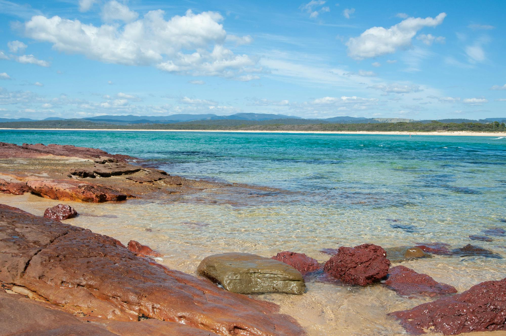 부르고뉴색 바위는 메림불라에서 발견되는 맑은 청록색 물과 훌륭한 대조를 이룹니다.