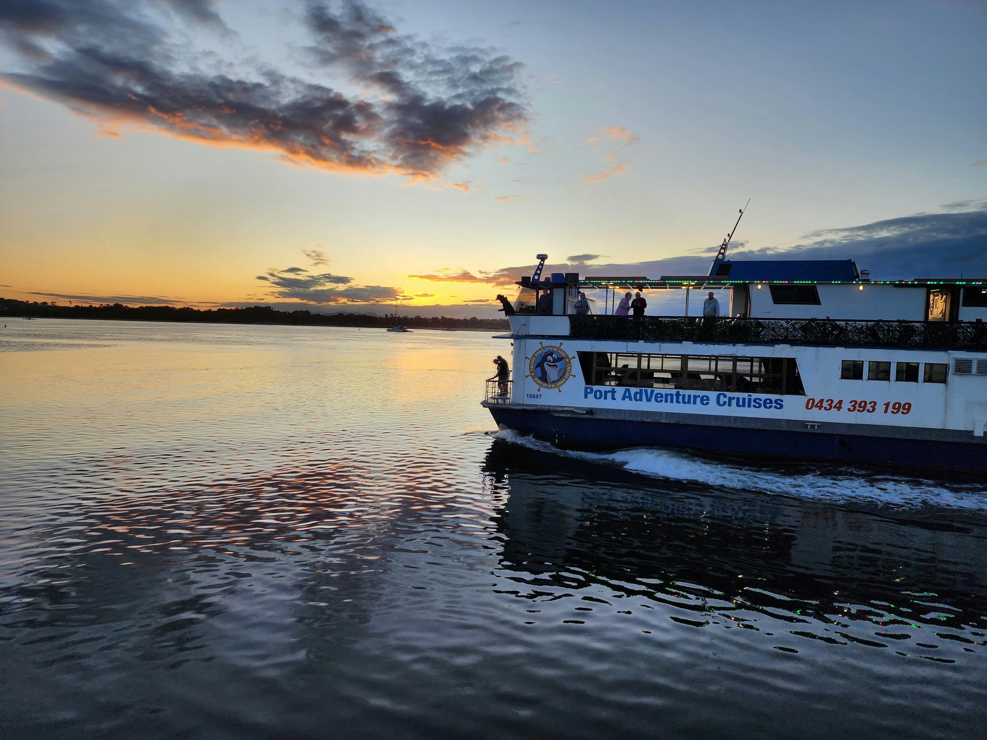 항구의 일몰 크루즈 AdVenture Cruises