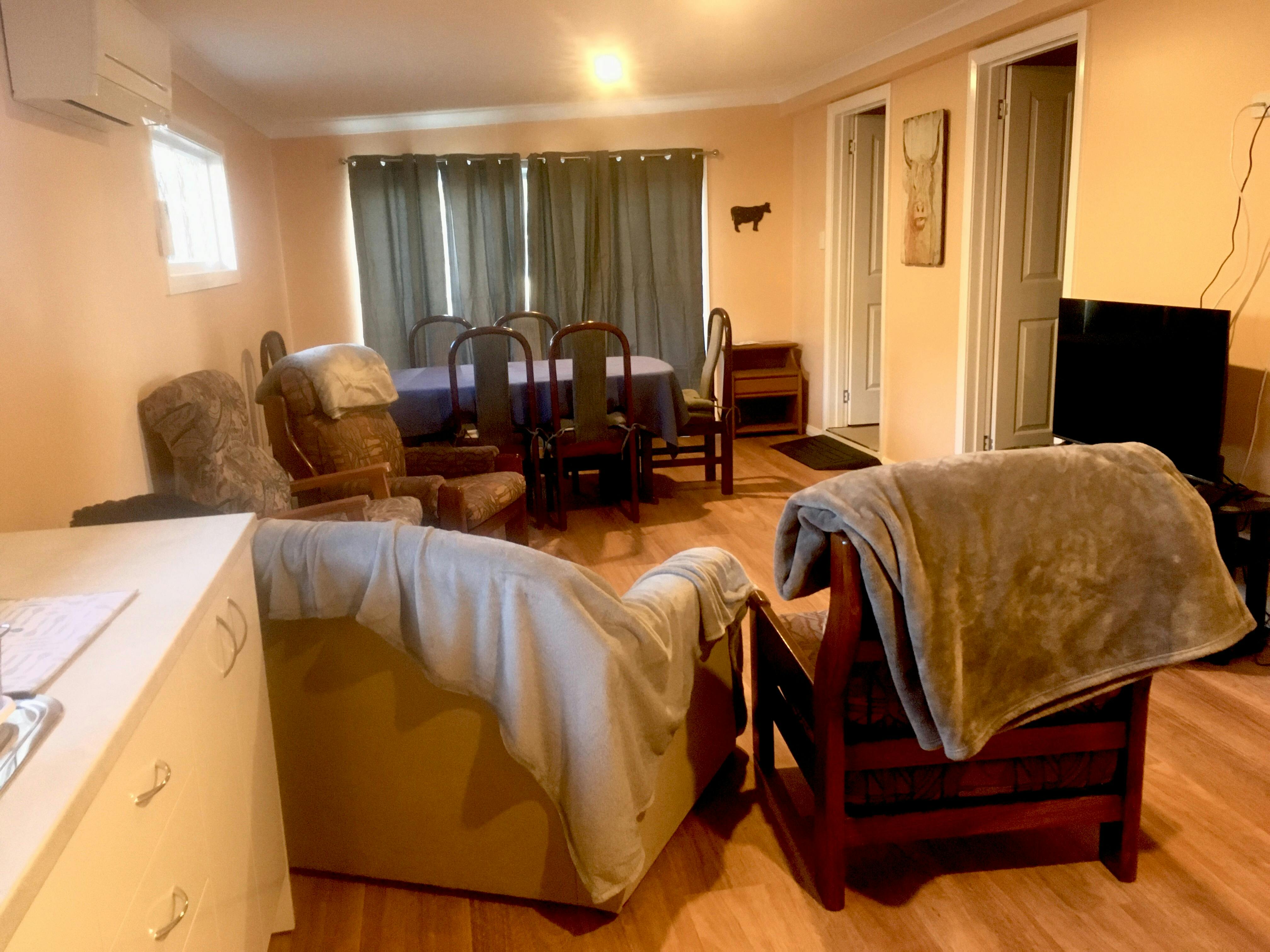 ラウンジとダイニングテーブルを備えたリビングエリア