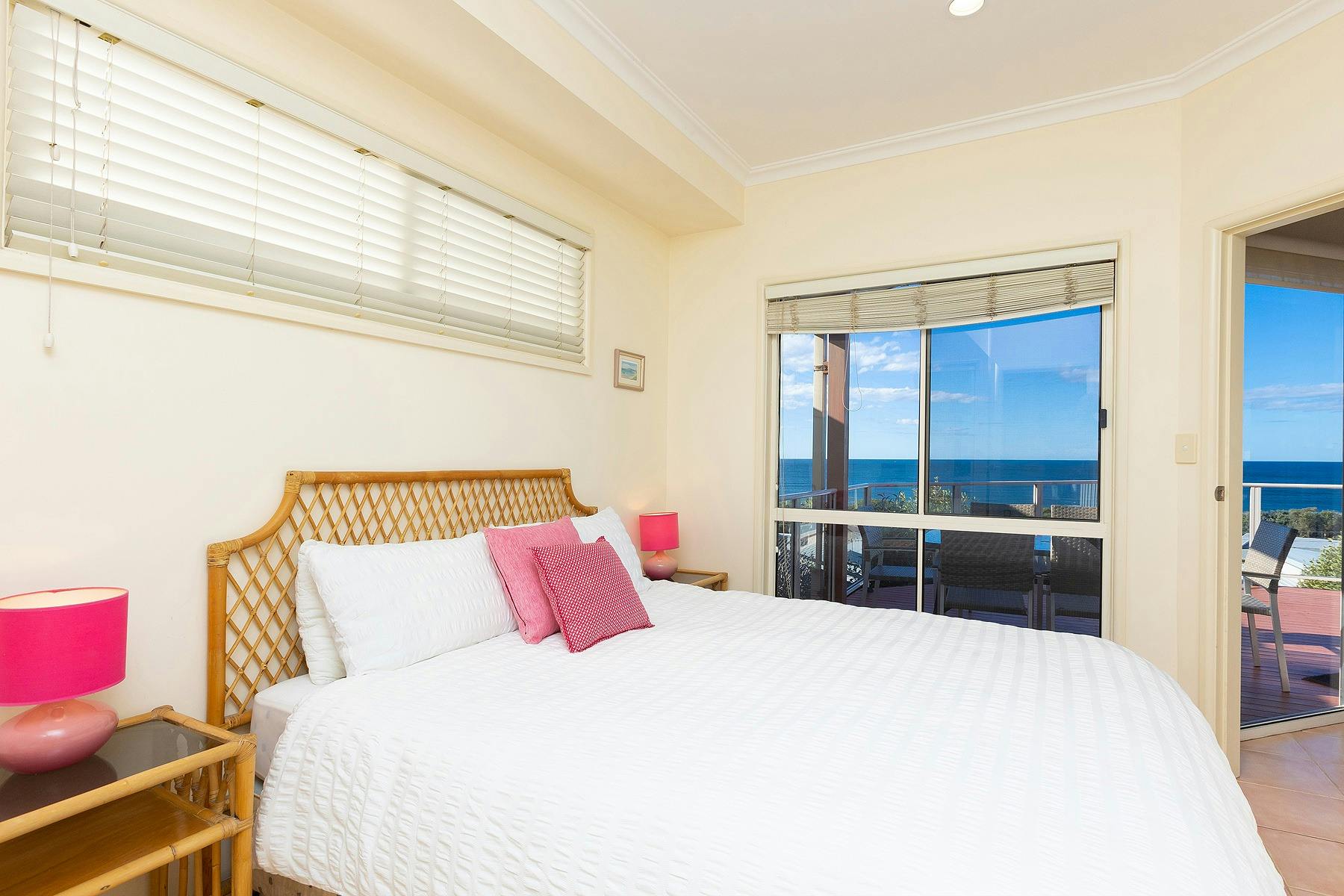 퀸 사이즈 침대와 탁 트인 바다 전망이 있는 침실