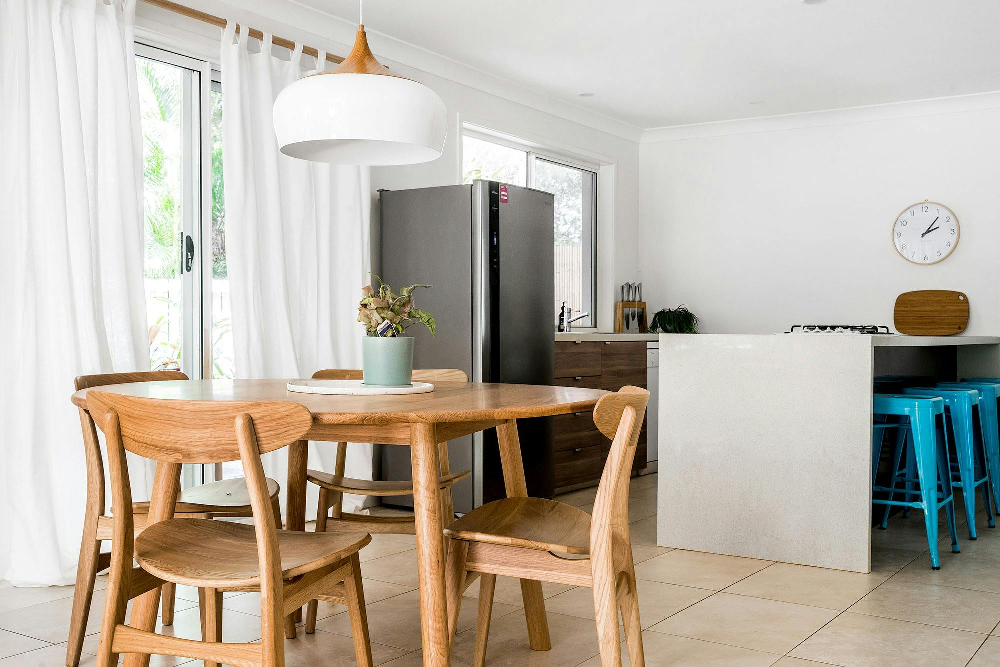 Baby Blue - Byron Bay - Dining room looking to kitchen b