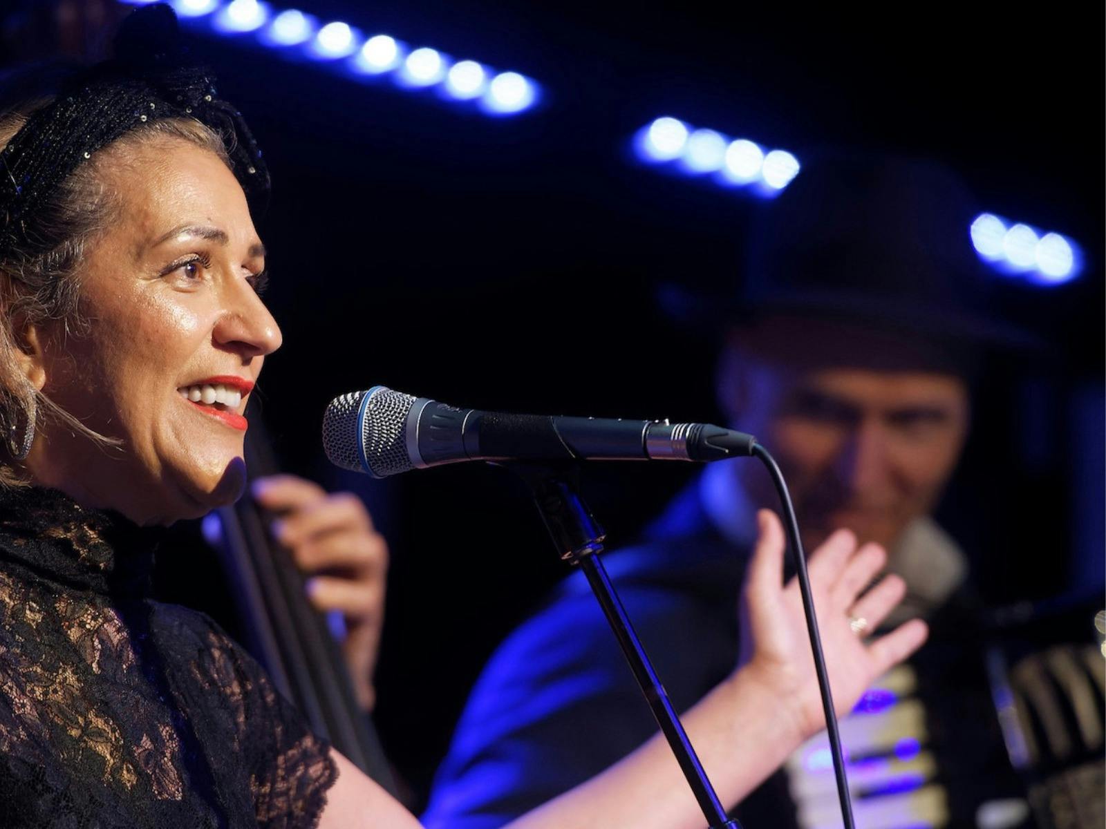 Noria 和 The Parisians 在 Church Street Studios 演出