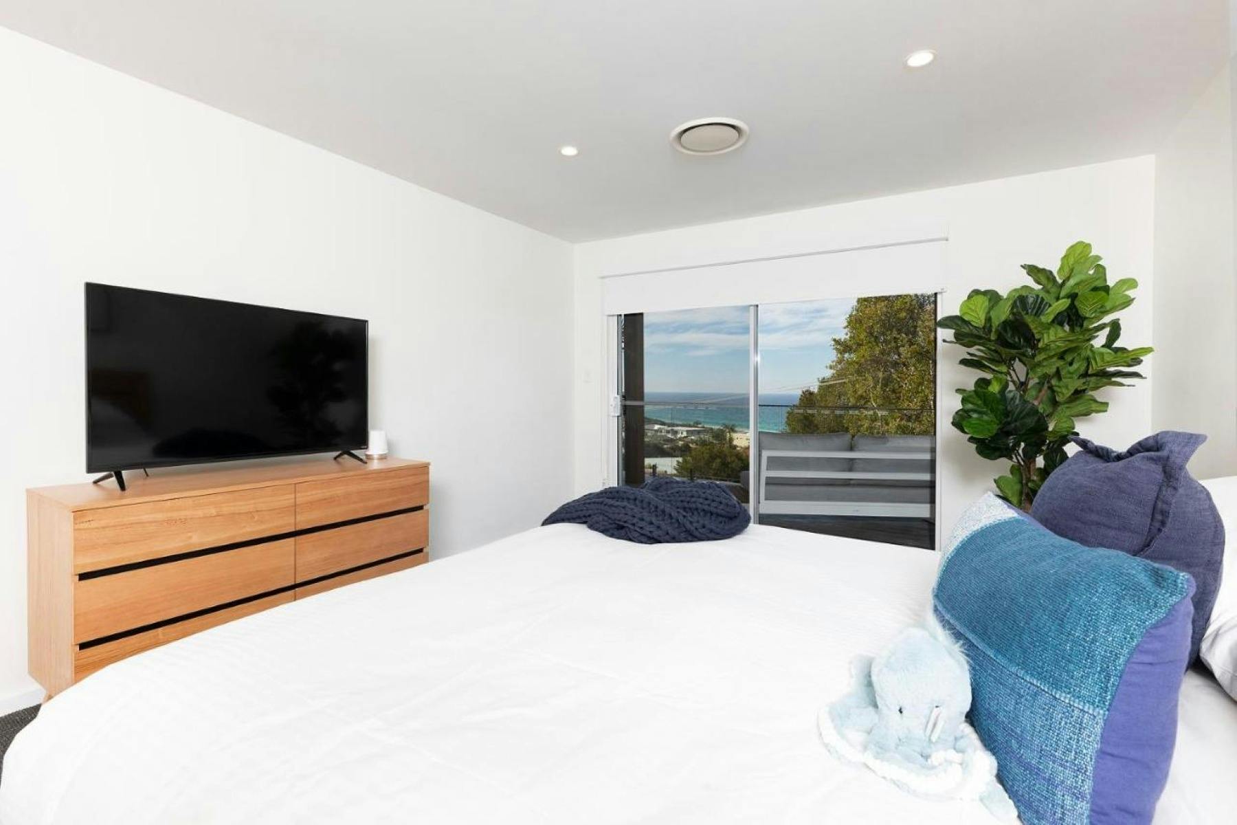 바다 전망을 감상할 수 있는 마스터 침실