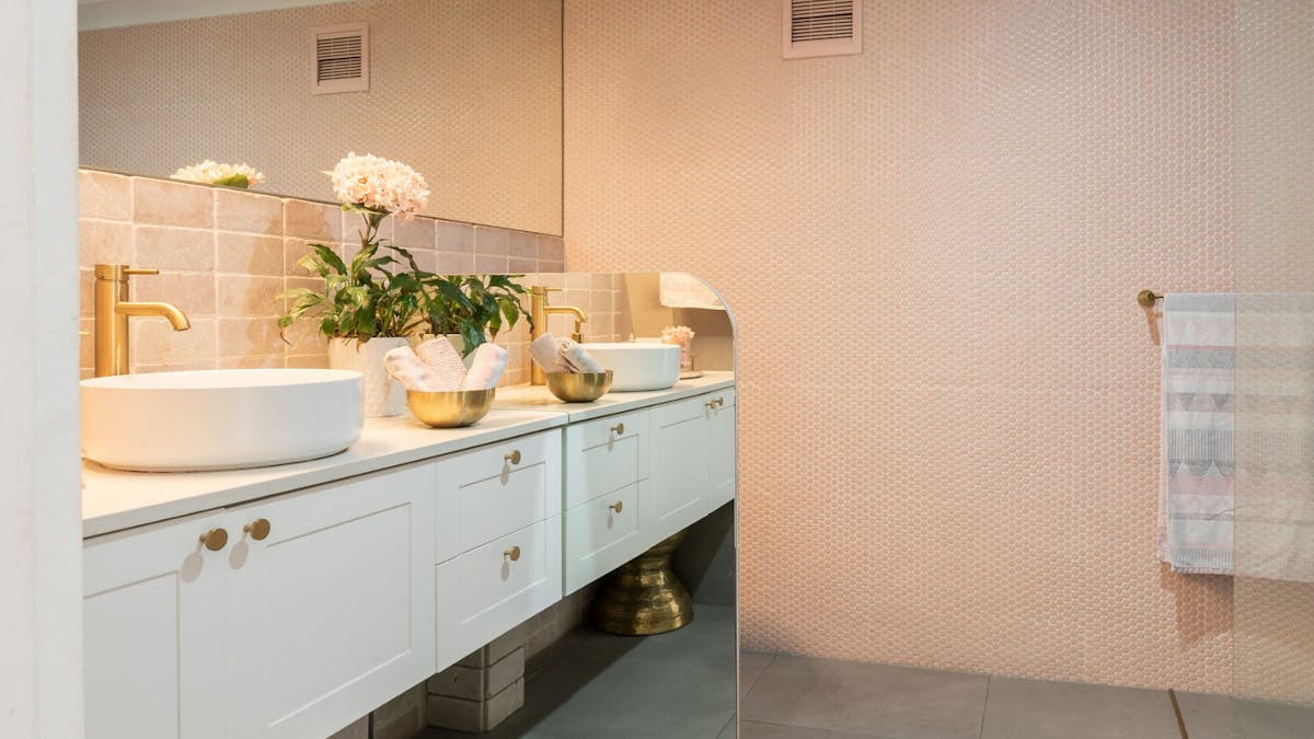 2 bedroom unit in Surfers Paradise - bathroom