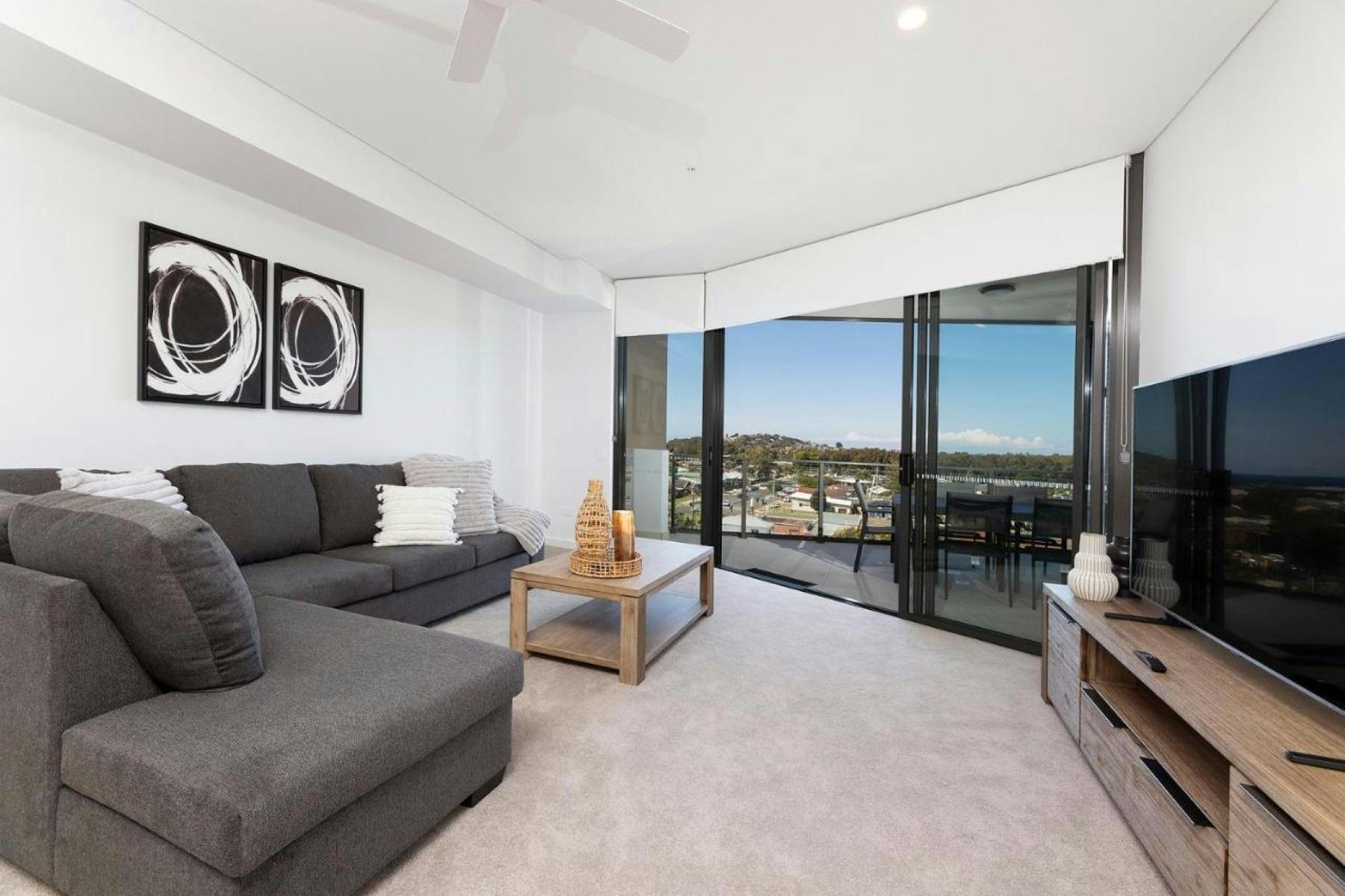 Loungebereich mit Ausgang zum Balkon