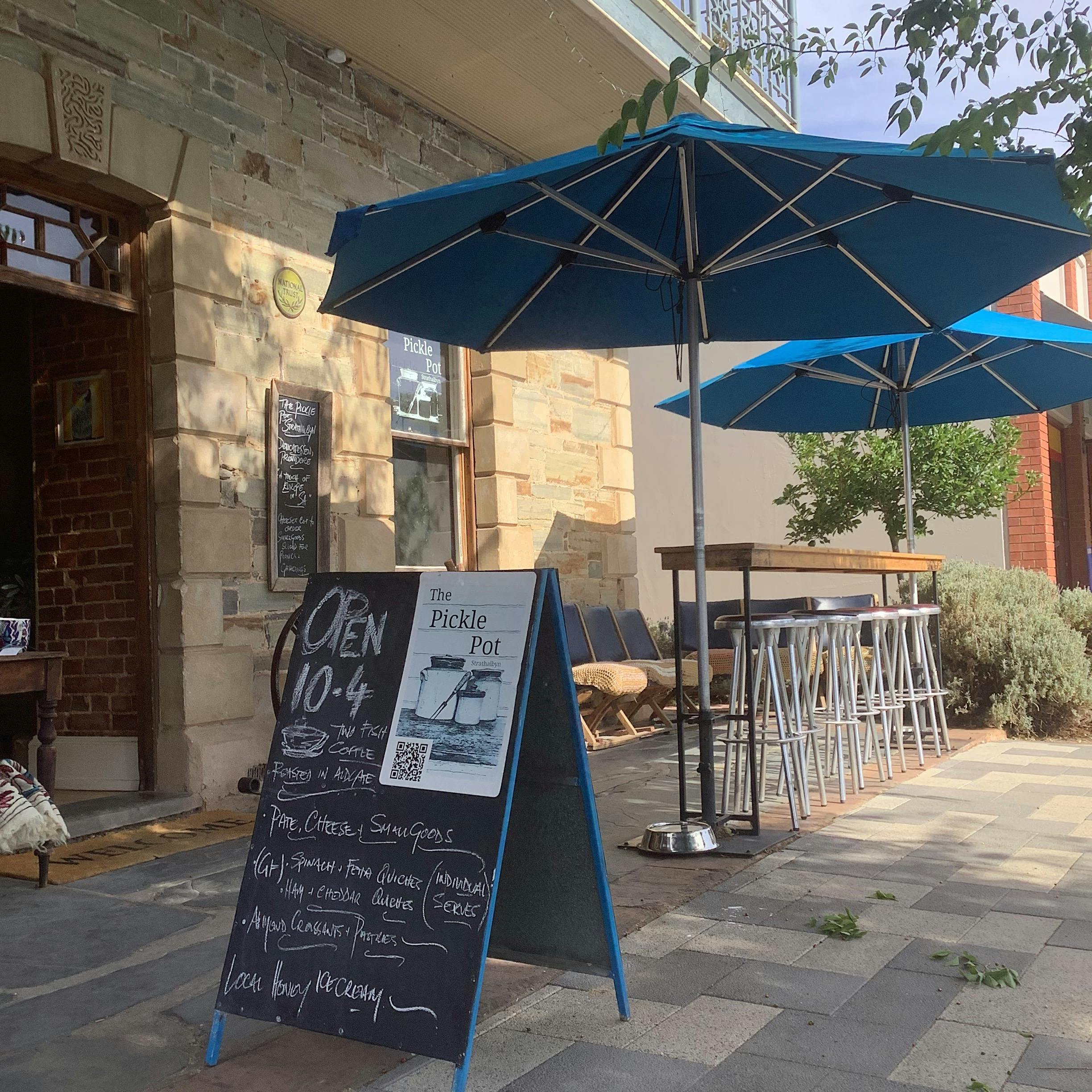 Al fresco frontage & communal space