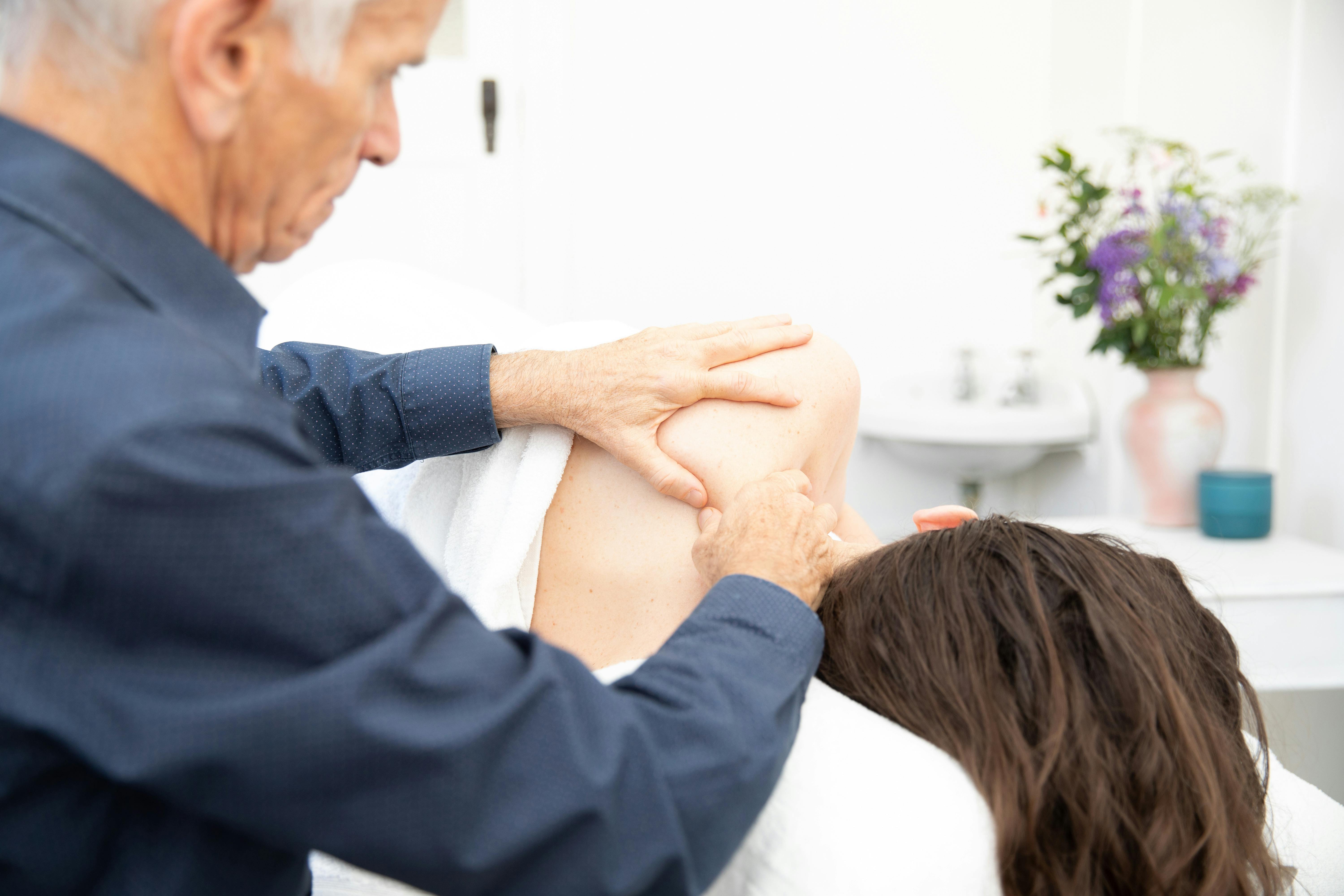 옆으로 누워서 어깨 마사지하기