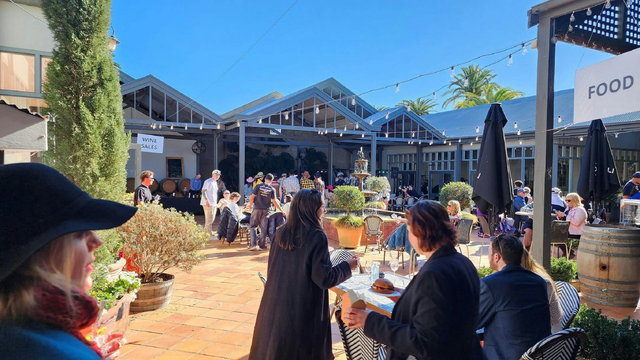 中庭でスプリッツサンデー