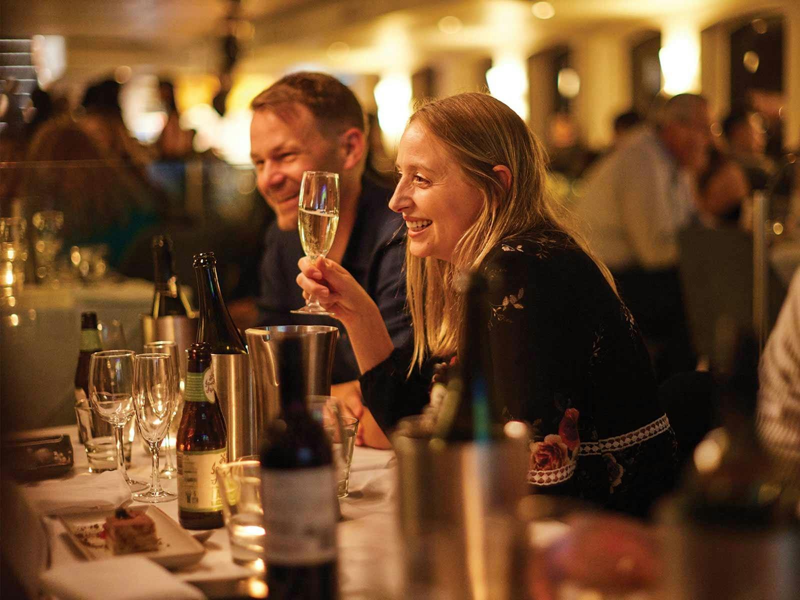 ゲストはショーボートでドリンクを楽しむ