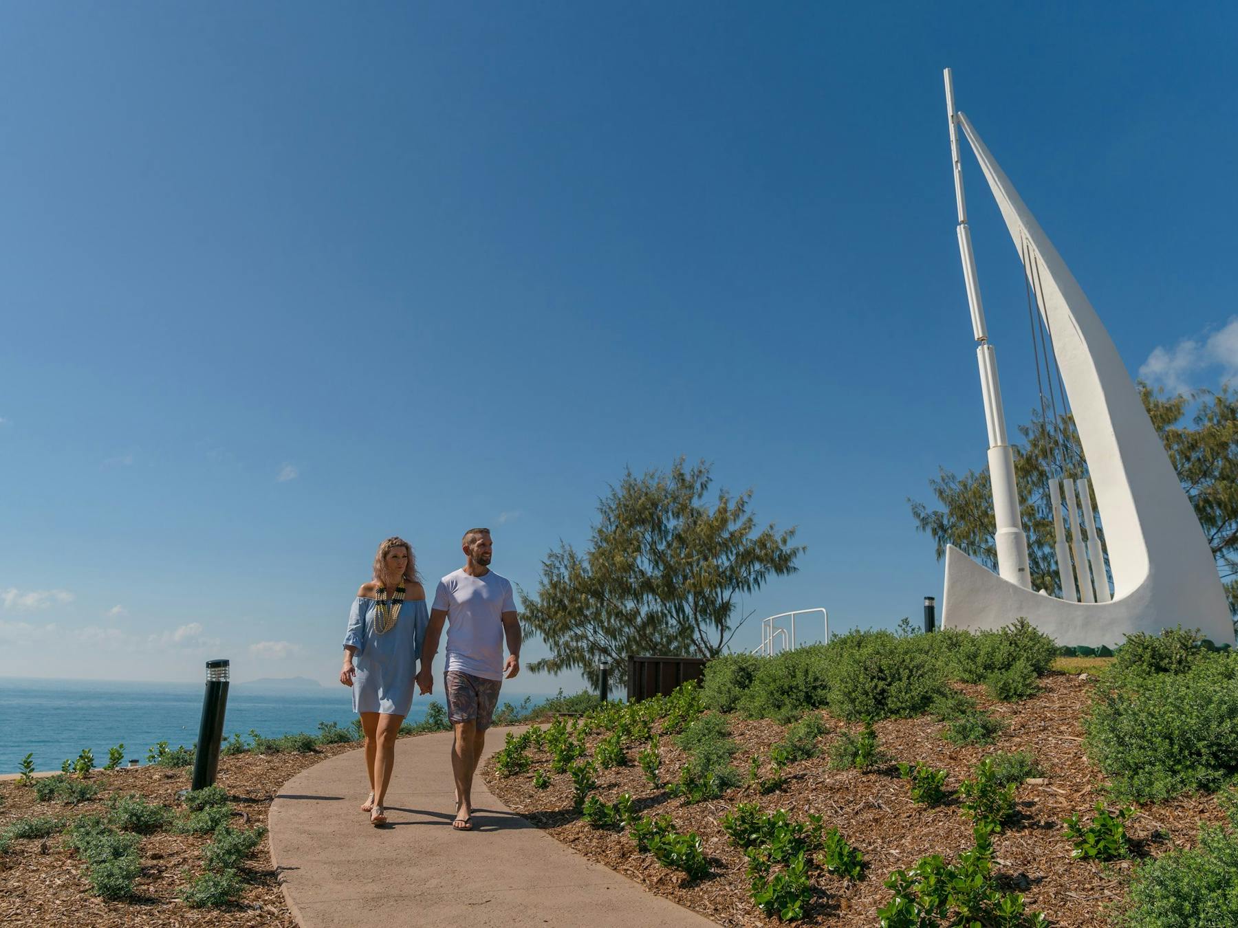 couple, anzac memorial walk, singing ship, capricorn coast