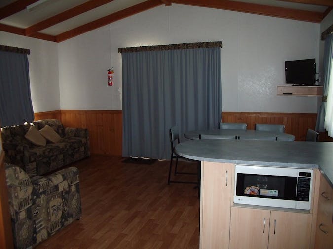 Elliston Waterloo Bay Tourist Park, 3 BEDROOM DELUXE CABIN Elli...