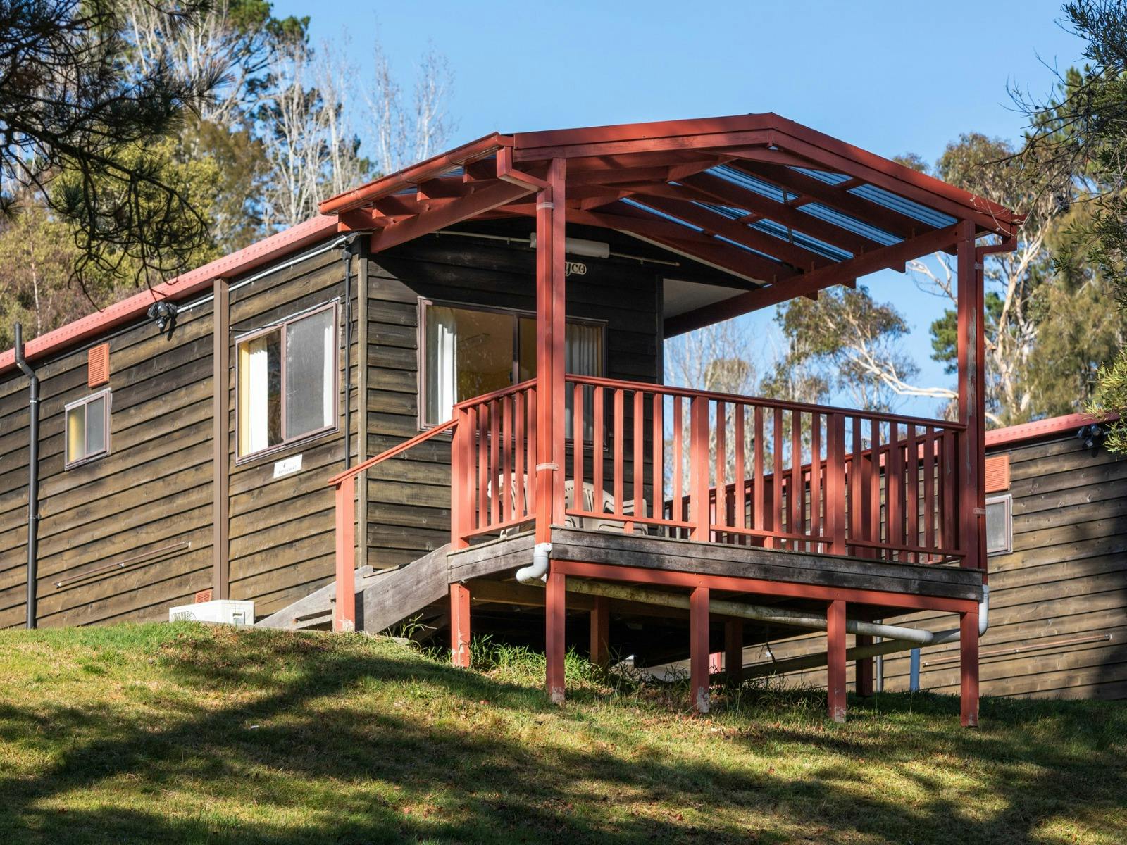 발코니가 있는 갈색 오두막