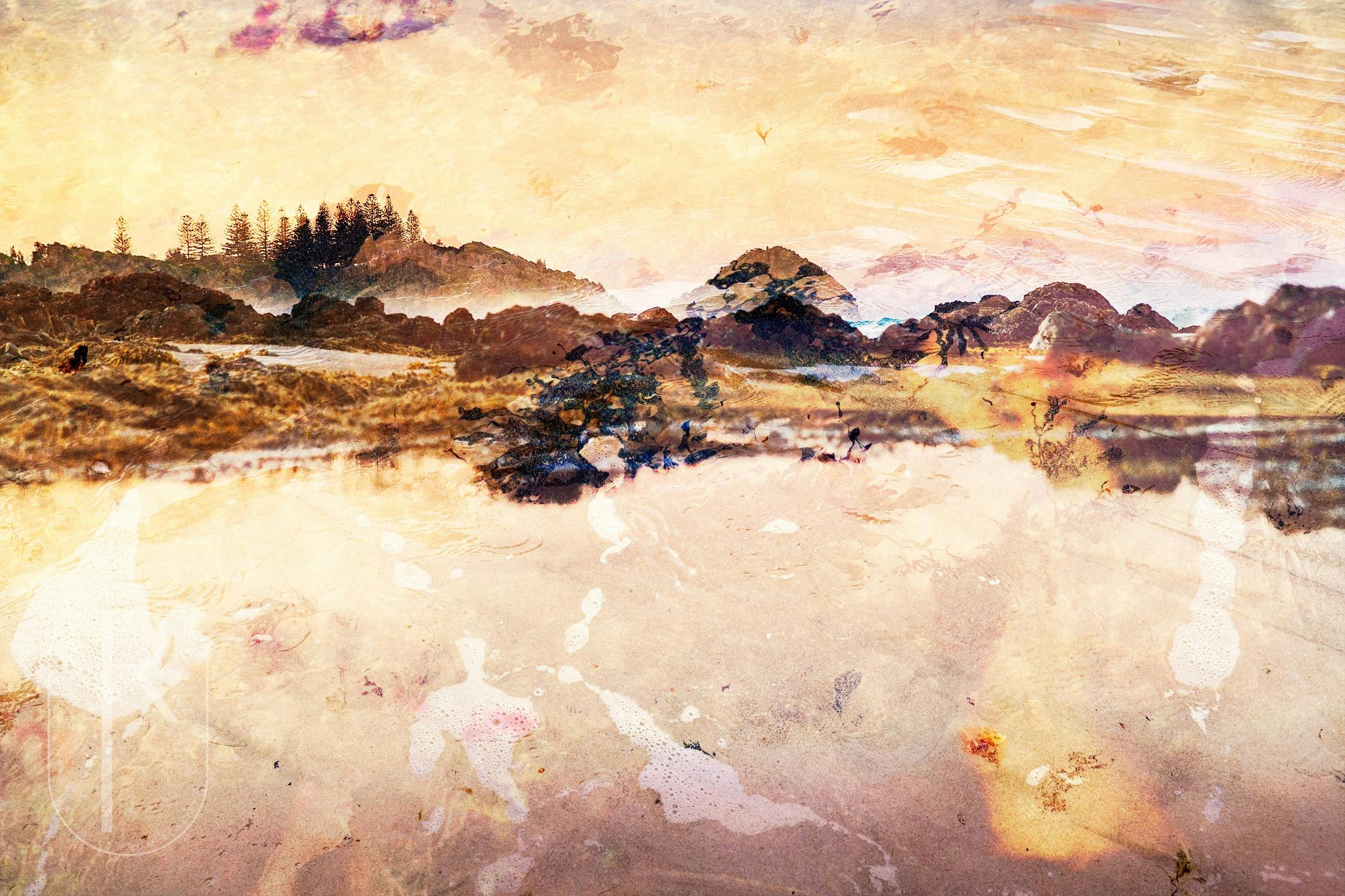 Abstrakte Kunst mit vielschichtigen Texturen und Strandmotiven in erdigen Farben