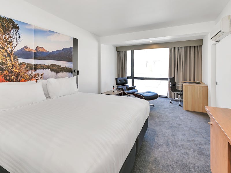Deluxe Room 1 King Bed image