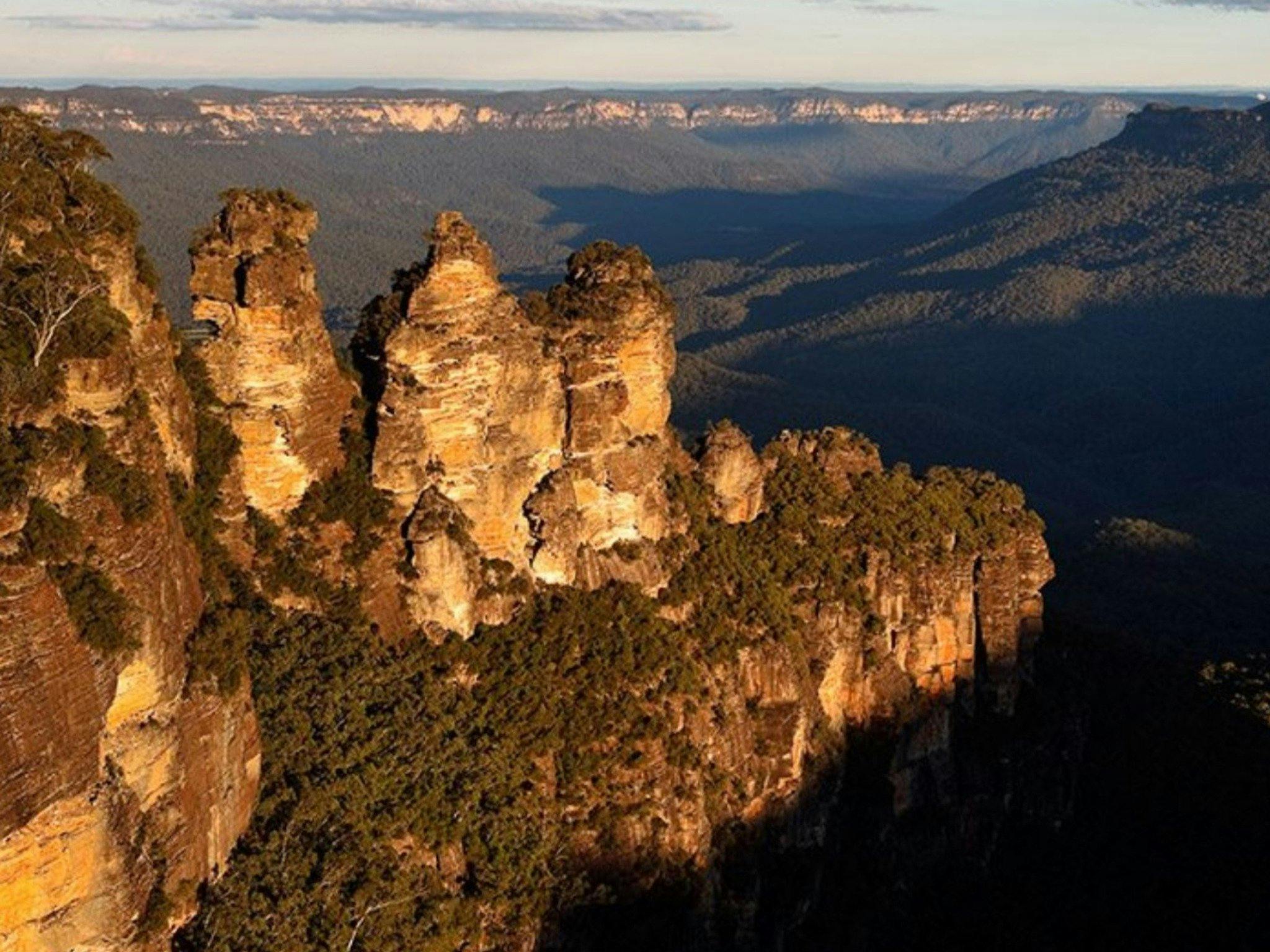 通过观光铁路从卡通巴到废墟城堡