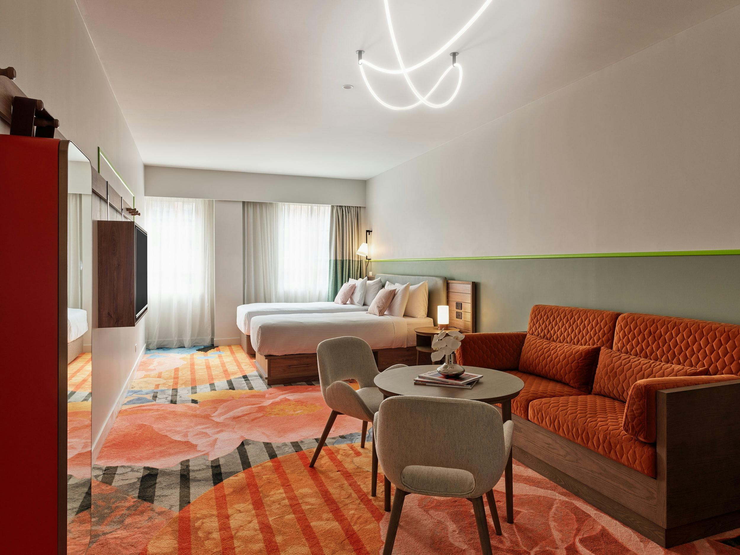 客室にはキングサイズのベッドとラウンジがあります