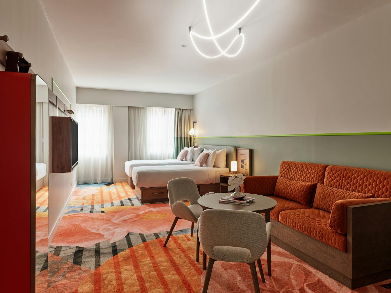 客室にはキングサイズのベッドとラウンジがあります