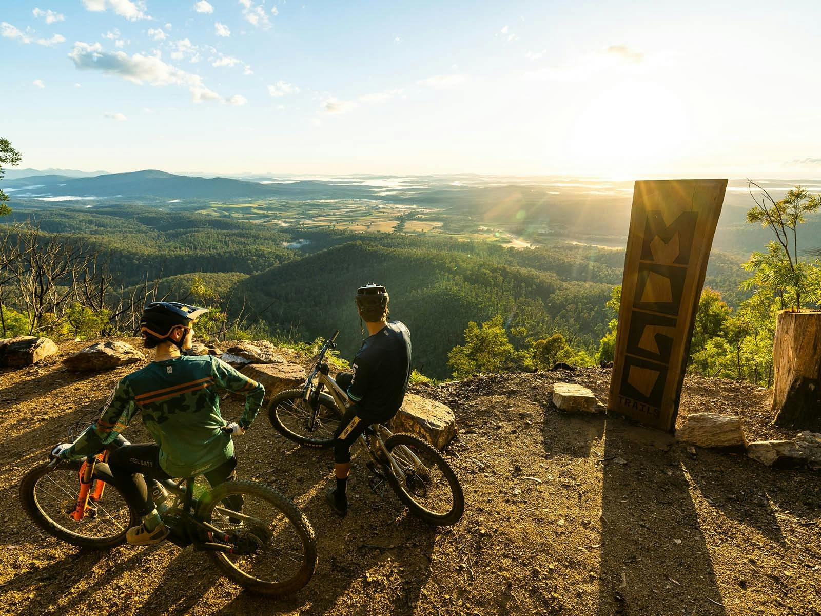 산길에서 계곡을 바라보는 자전거 타는 사람들