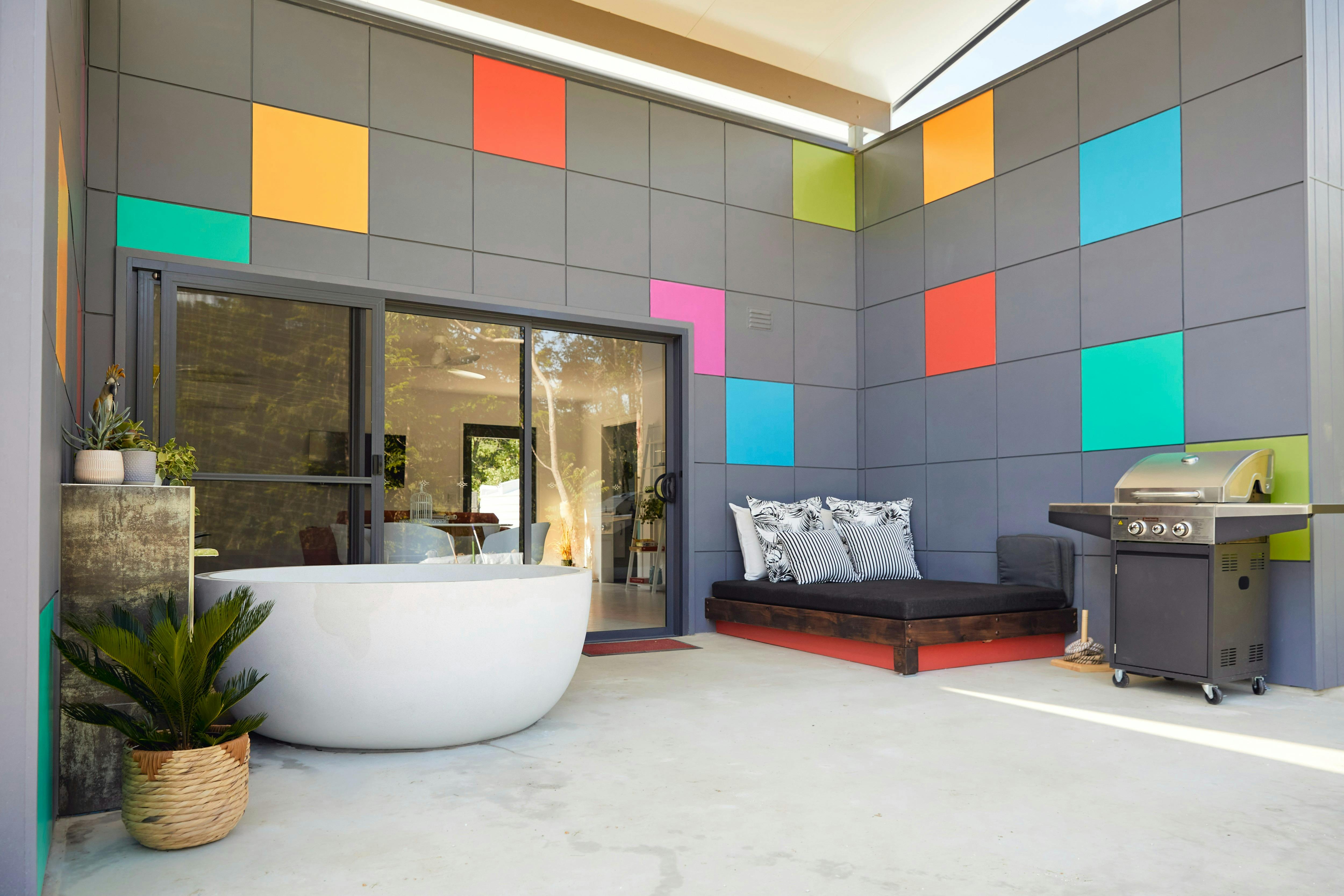 Cabin #2 Outdoor bath and daybed