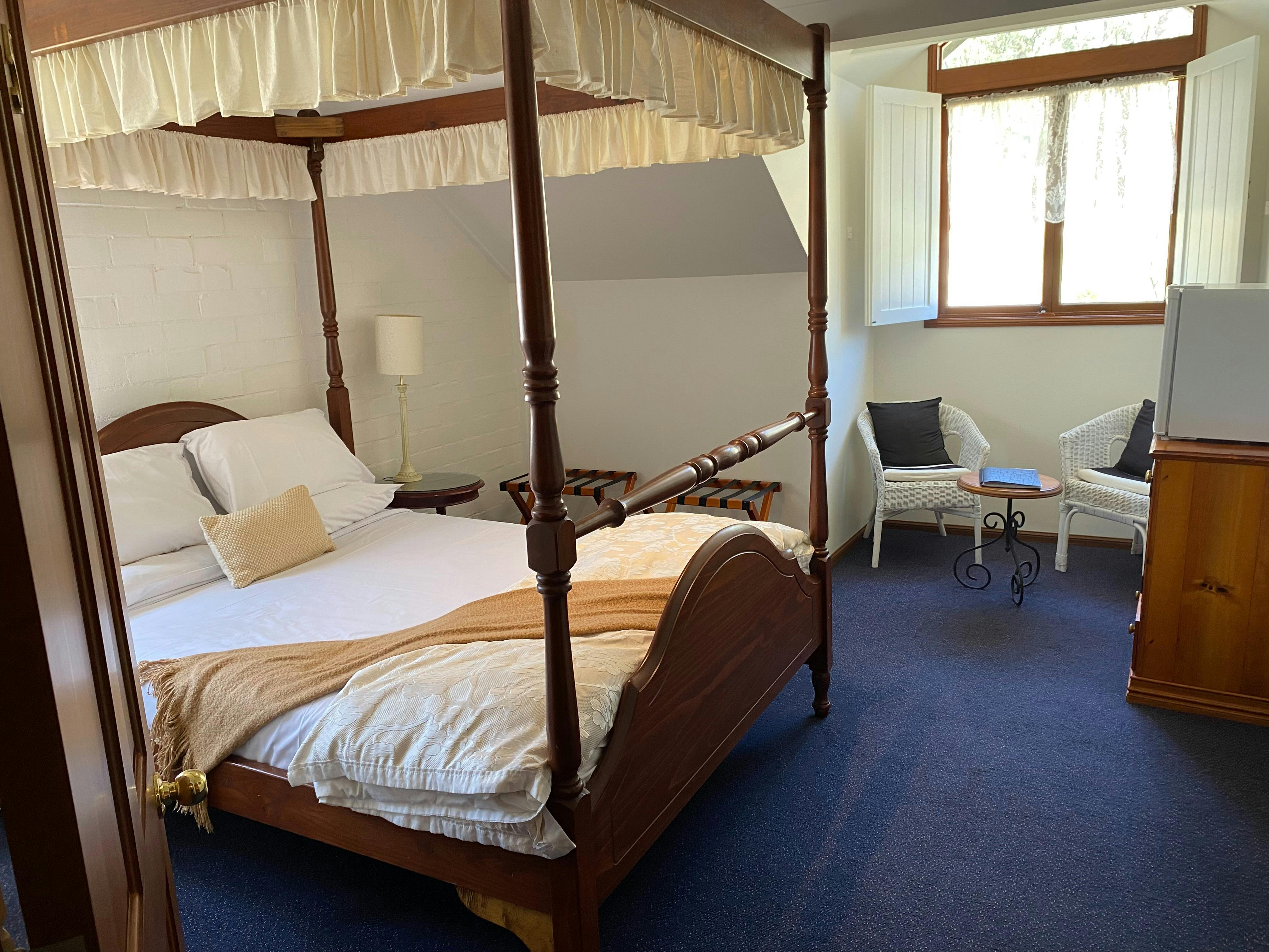 Deluxe Queen Ensuite Room