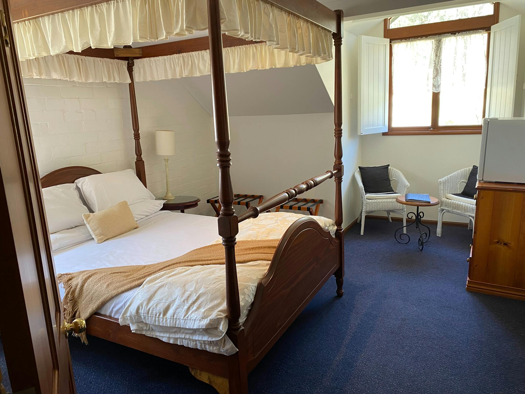 Deluxe Queen Four Poster Bed Deluxe Queen Four Poster Bed