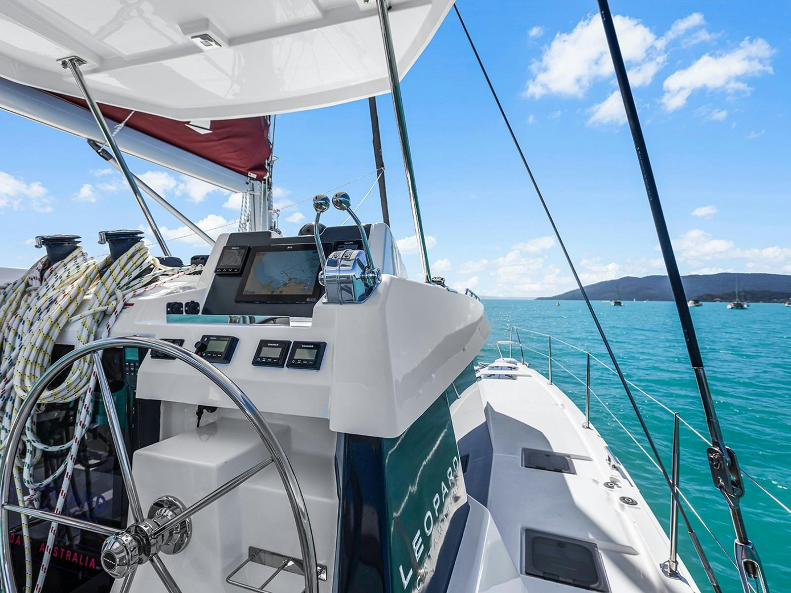 Leopard 42 - Helm and navigation equipment