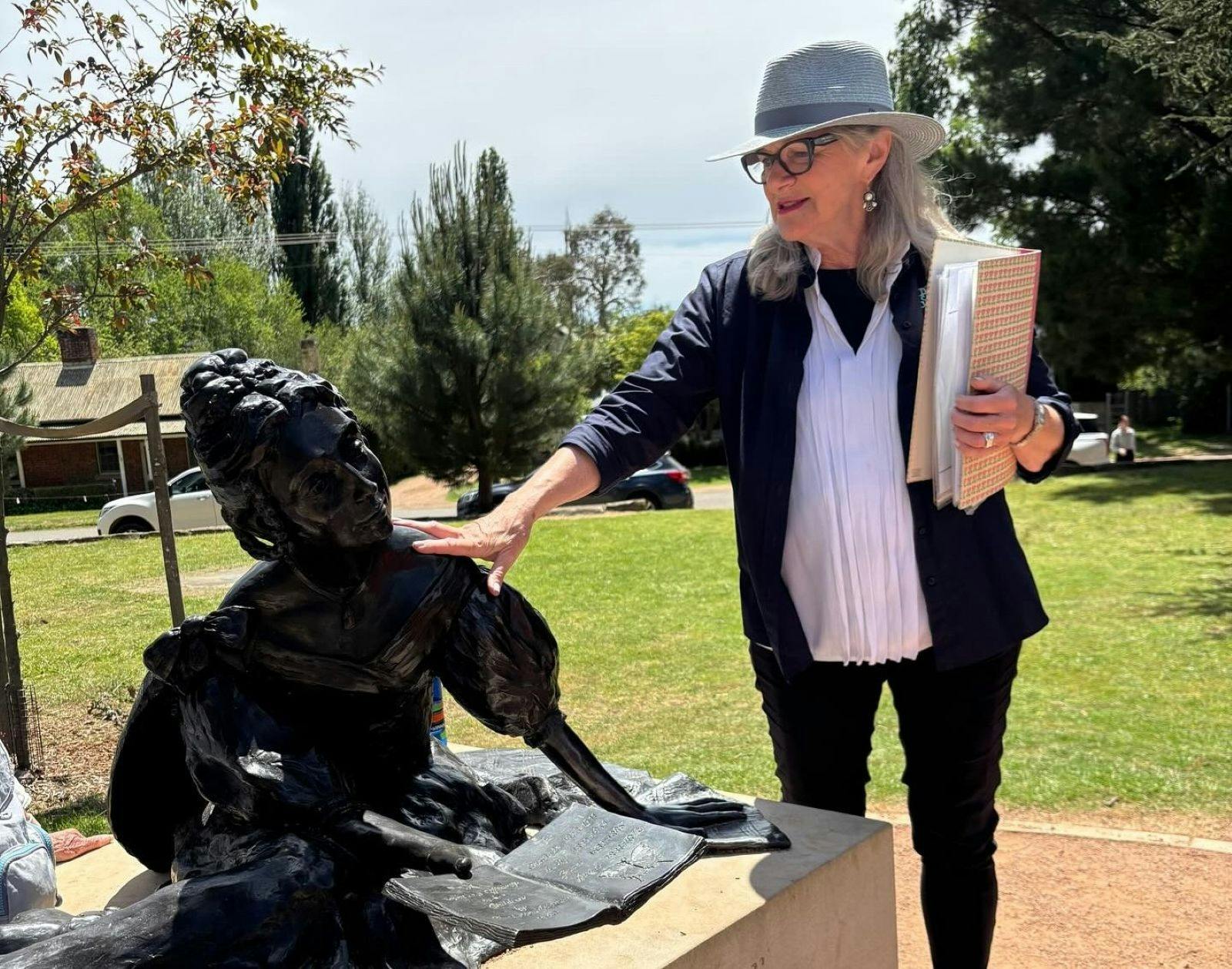 tour guide with statue