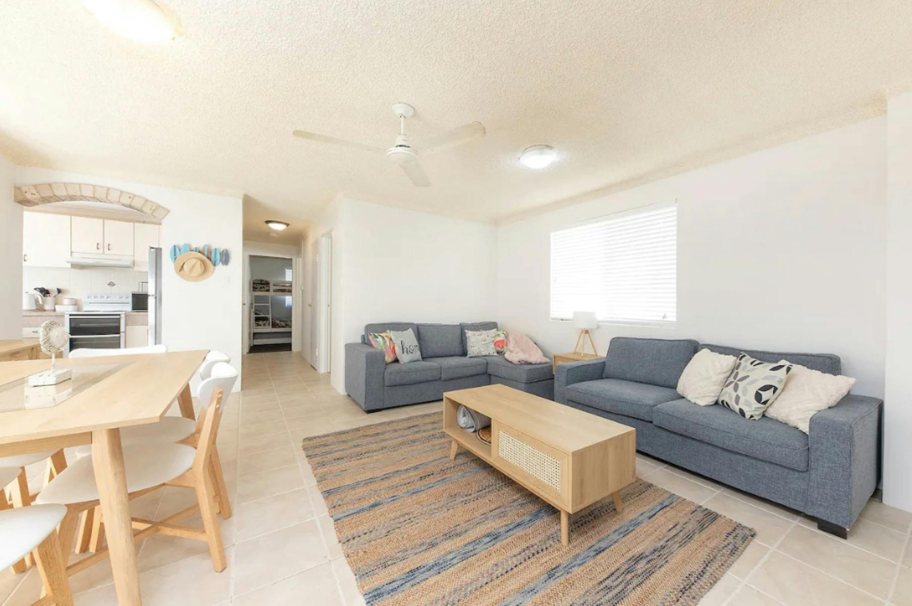 ラウンジ、ダイニングセット、シーリングファンを備えたラウンジとダイニング