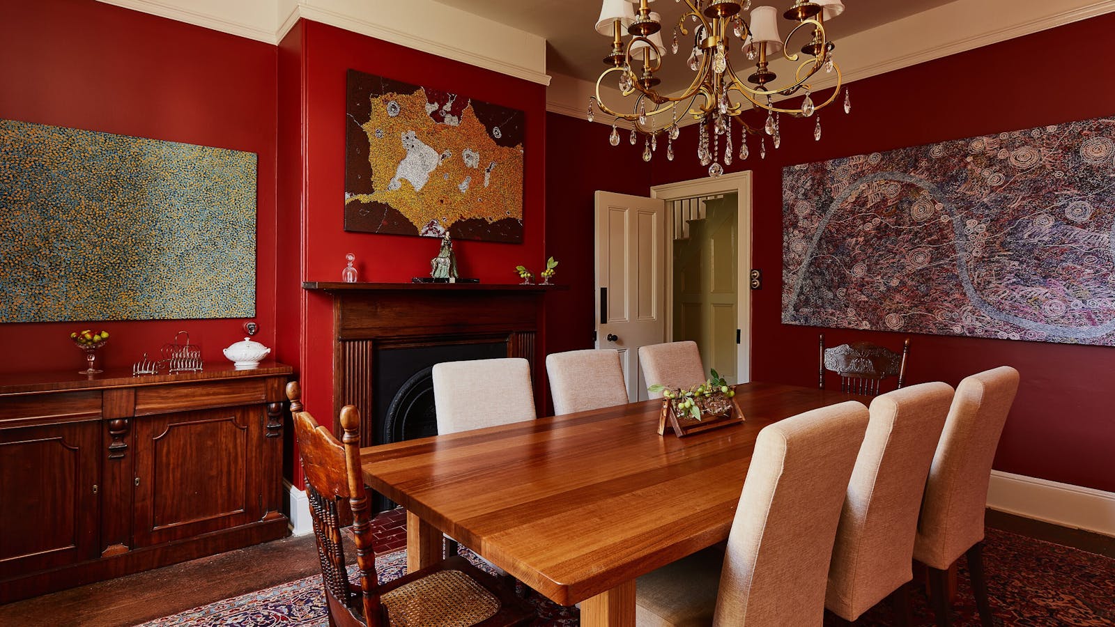 In the shared dining room, guests can enjoy a remarkable dining experience.