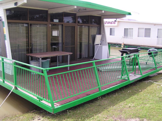 Calais Green Gold Houseboats