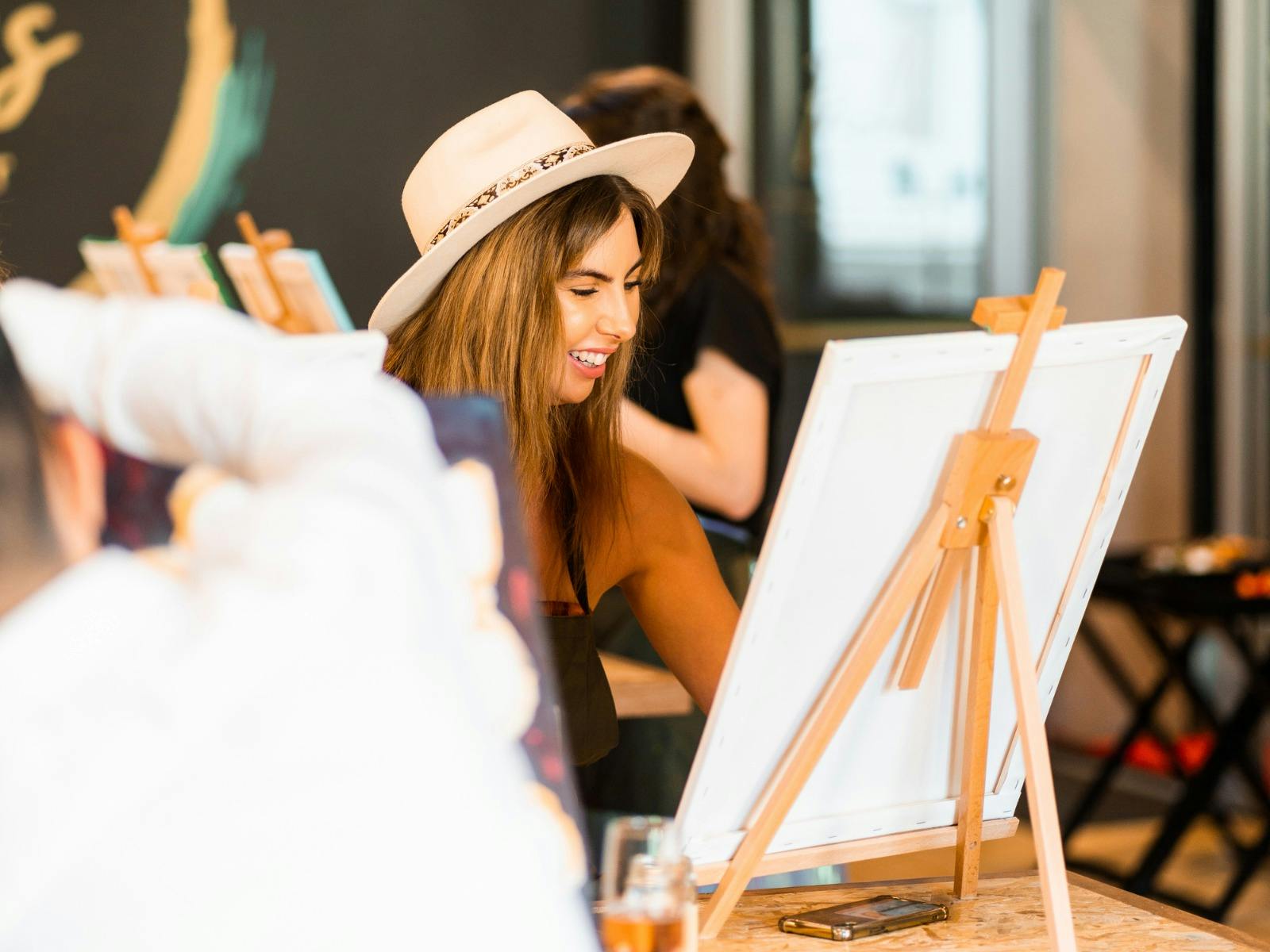 A lady painting at Fridas