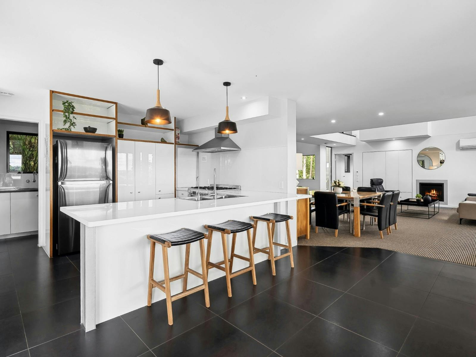 Fully equipped kitchen with breakfast bar