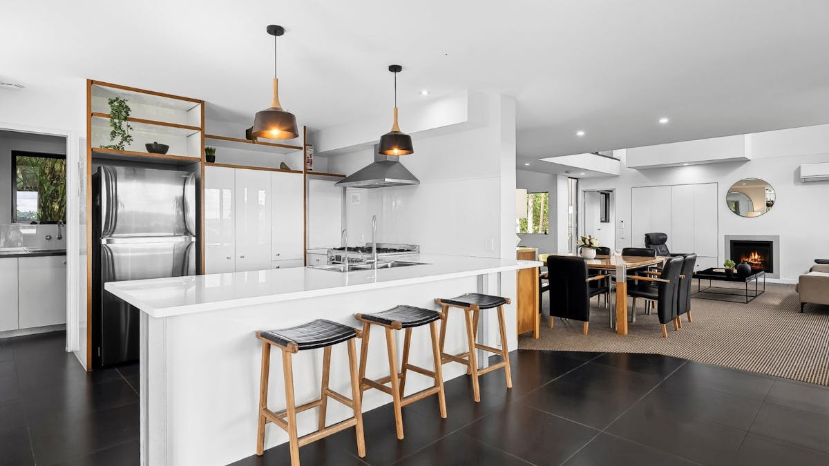Fully equipped kitchen with breakfast bar
