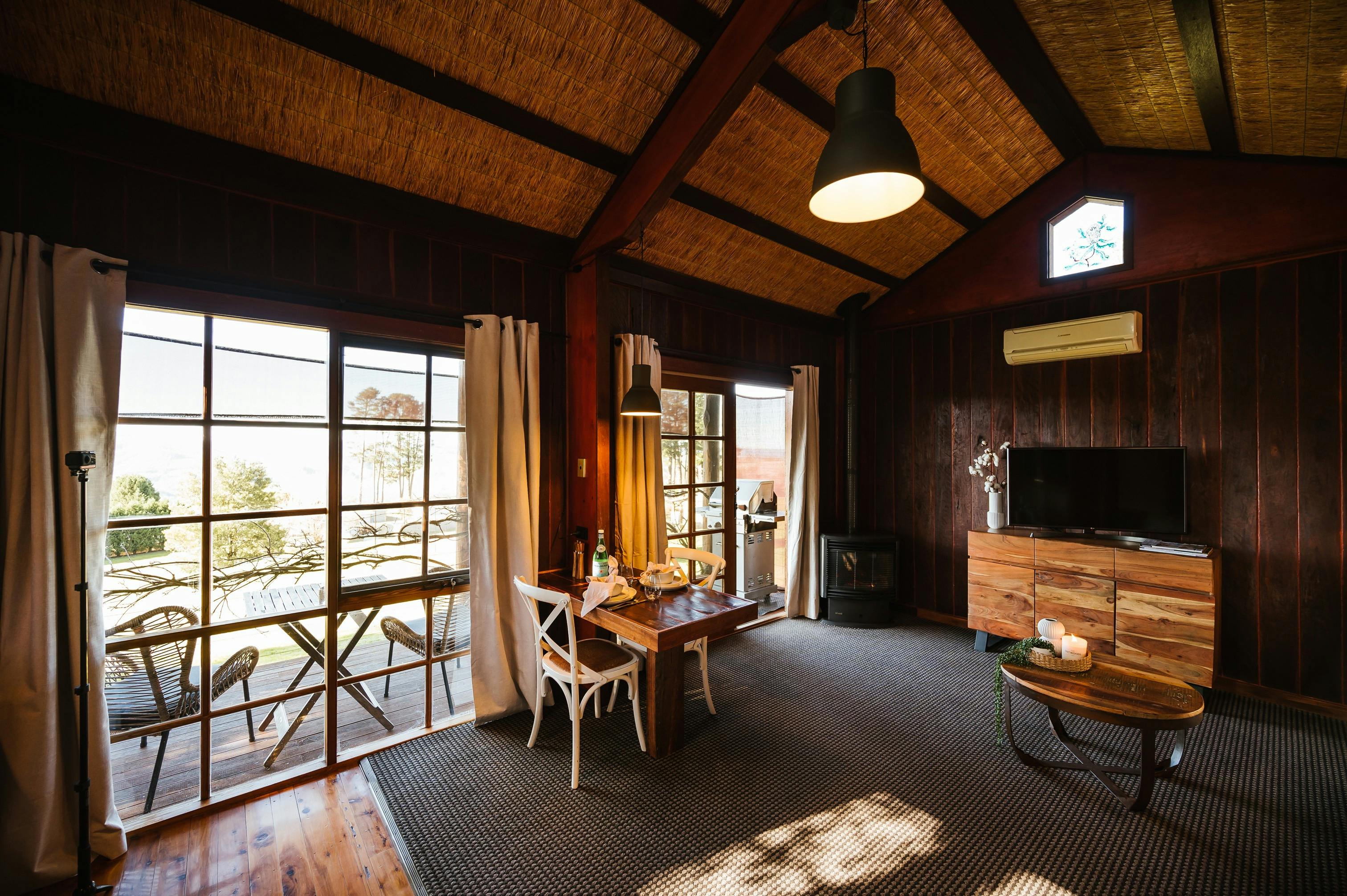 Accommodation, Cabins, Blue Mountains, Lithgow, Seven Valleys, Adults Only, Spa, Fire, BBQ, King Bed