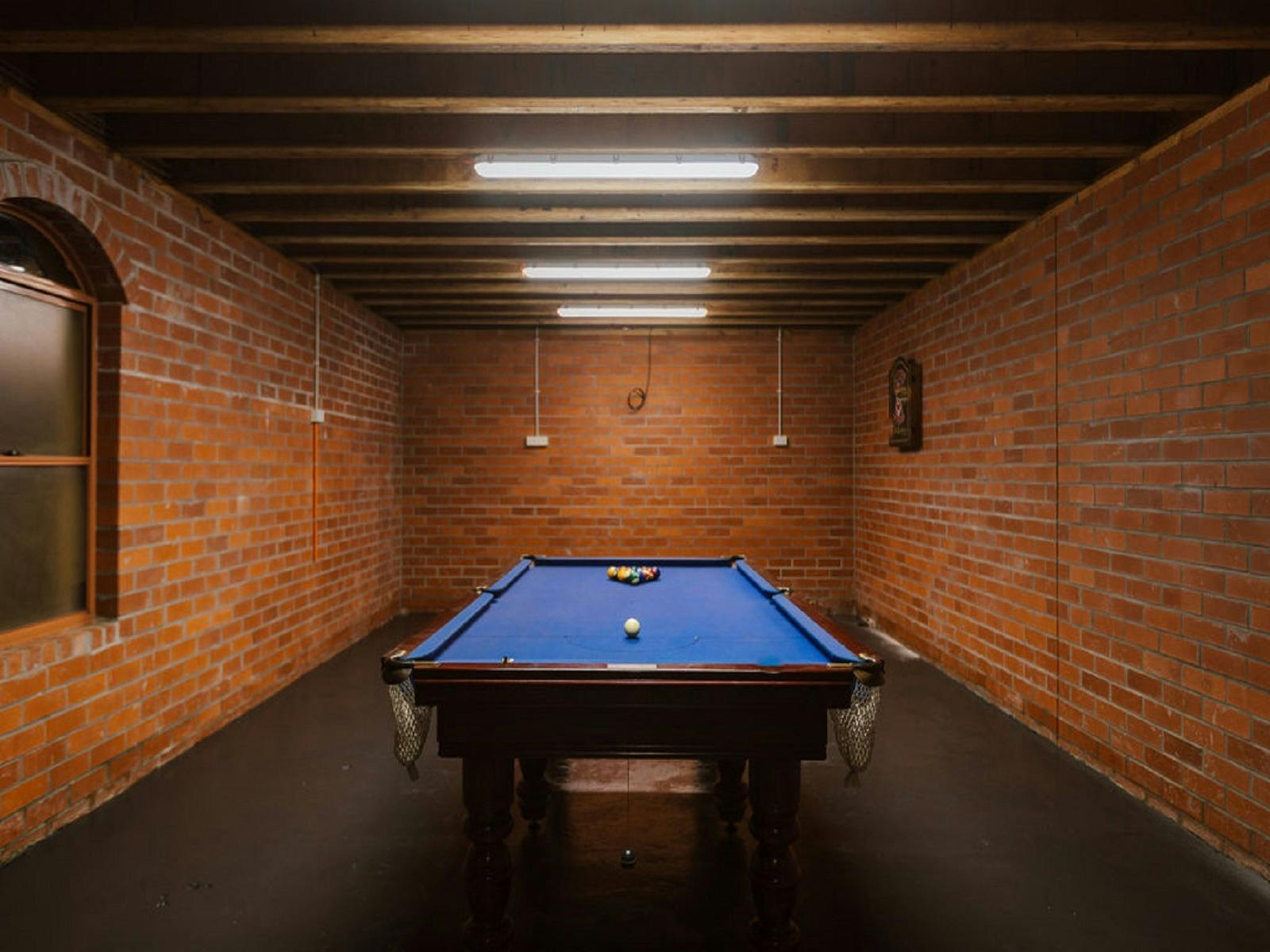 ビリヤード室