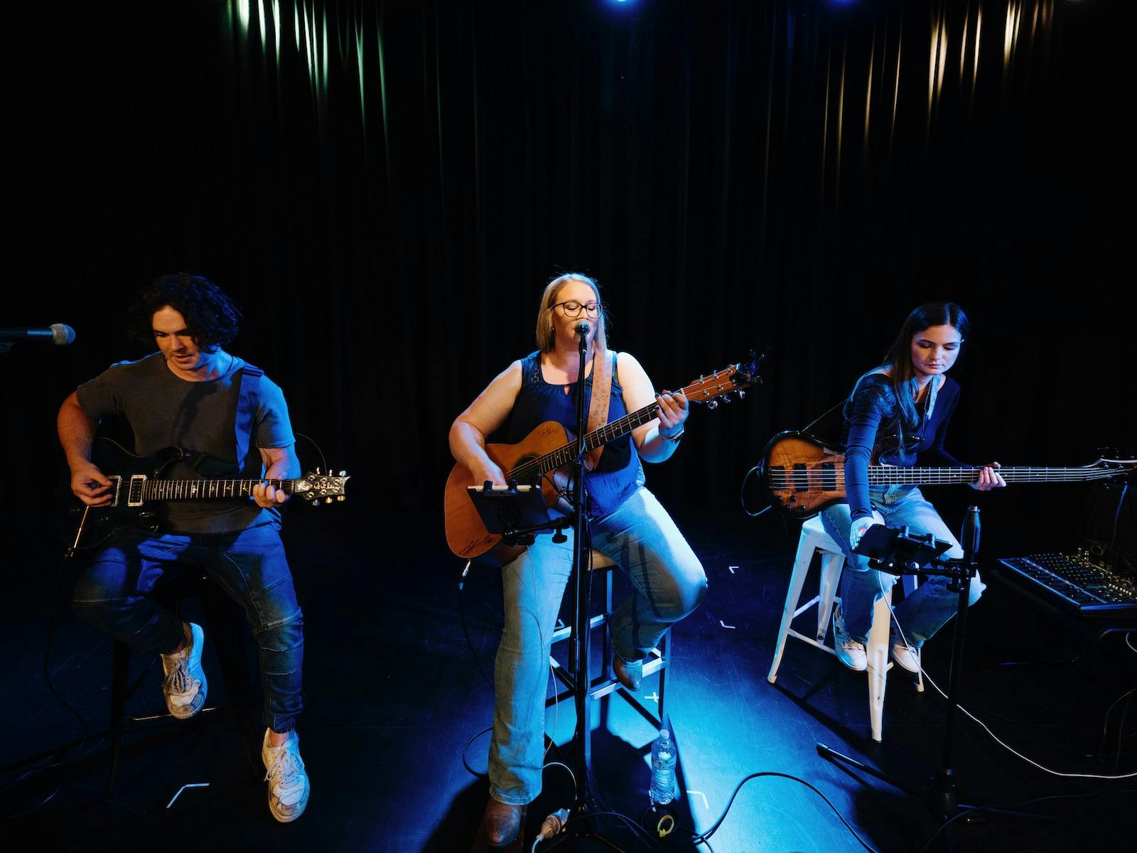 Chloe Swannell and Band LIVE in Concert