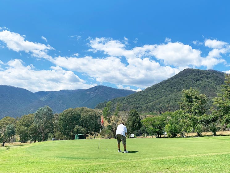 Unlock the greens at Talbingo Golf Course, meet the local wildlife, breath the mountain air, chillax