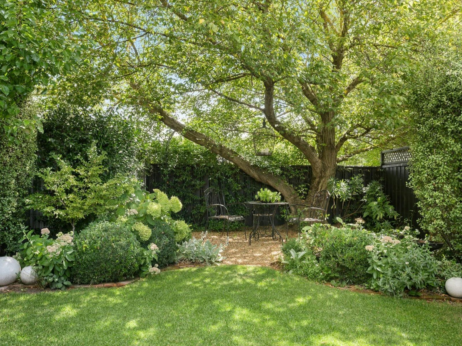 緑豊かな庭園での魔法のような屋外ダイニング