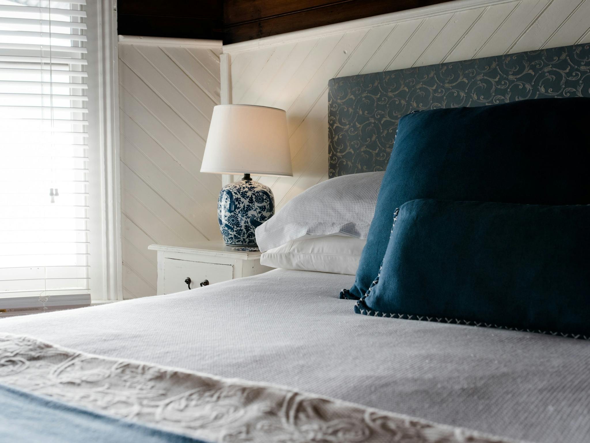 Queen bedded room, very romantic, great honeymoon suite.