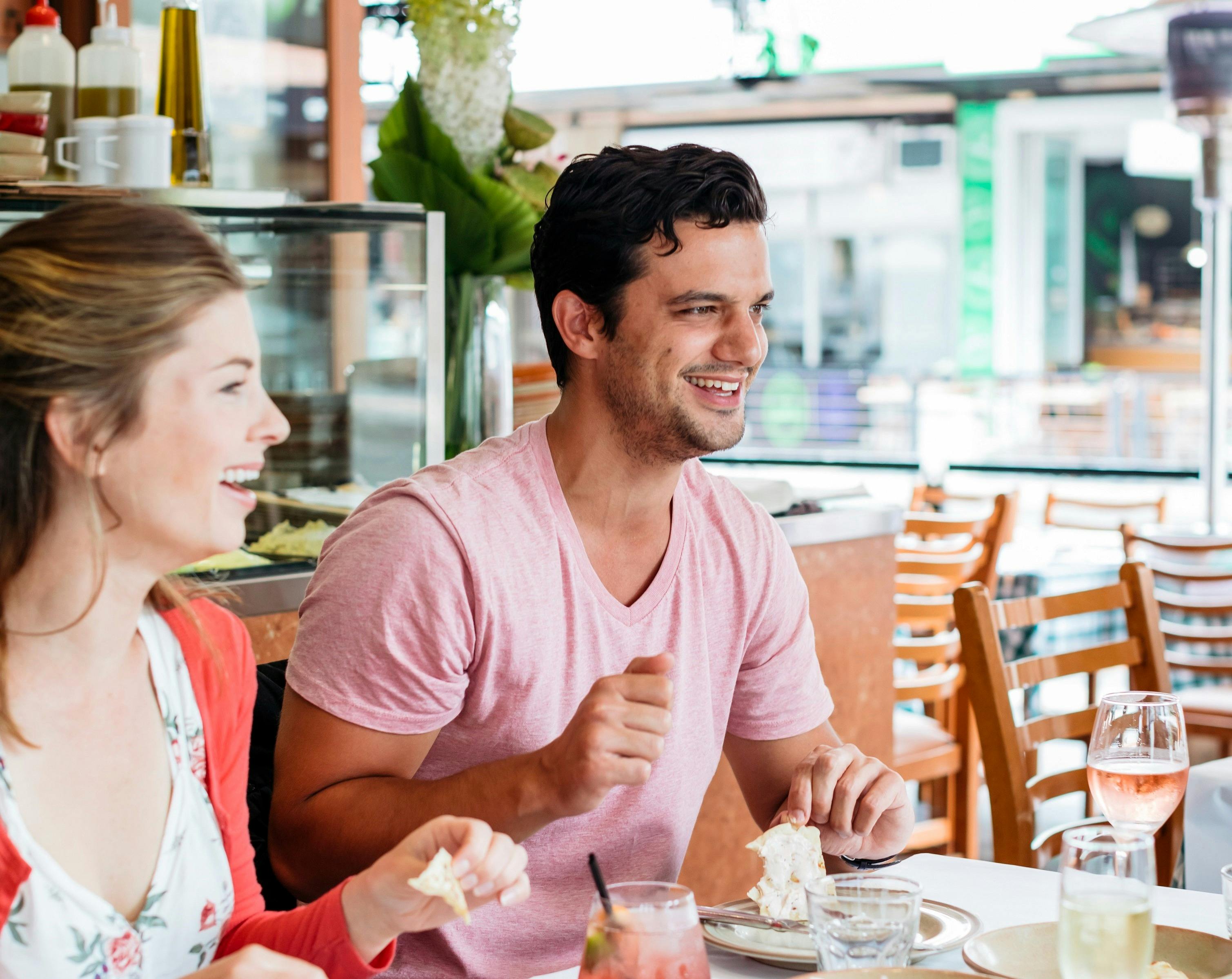 Menschen genießen klassisches griechisches Essen, erhältlich bei Kouzina Greco in Parramatta